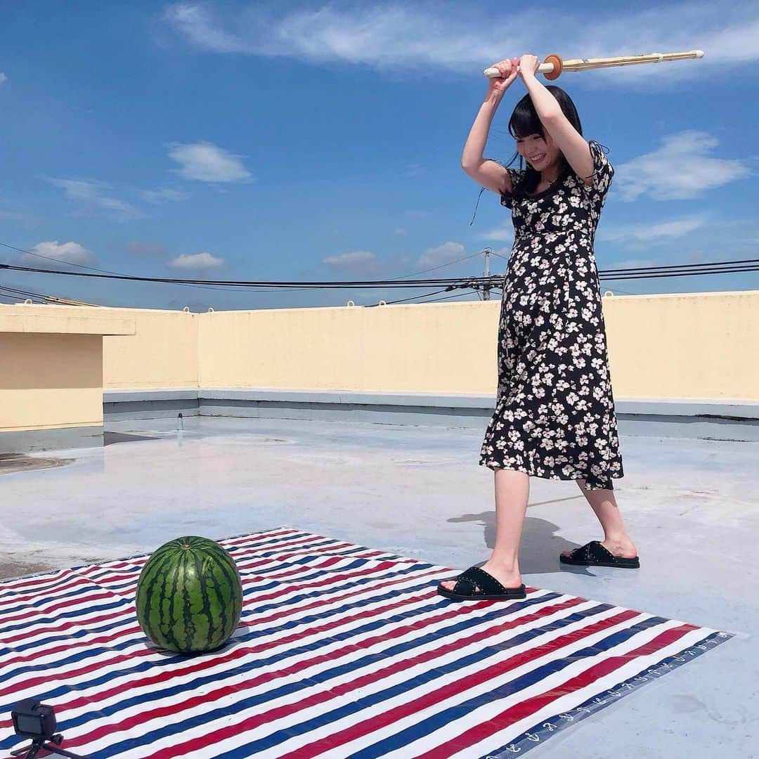 道重さゆみさんのインスタグラム写真 - (道重さゆみInstagram)「ここ最近毎日めっちゃ寒い中 夏夏しい写真！ スイカ割り⭐︎まあ、ぜーんぜん割れんやったよ！ラスト、あーもう無理ーーって瞬間(多分。きっと。笑 これ何の時の私かわかる？みんなもう見てくれたかなー？特典映像まで見てる？？どう？？？？？」11月19日 23時41分 - sayumimichishige0713