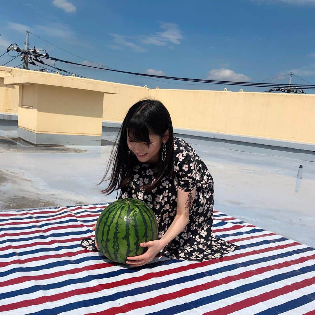 道重さゆみさんのインスタグラム写真 - (道重さゆみInstagram)「ここ最近毎日めっちゃ寒い中 夏夏しい写真！ スイカ割り⭐︎まあ、ぜーんぜん割れんやったよ！ラスト、あーもう無理ーーって瞬間(多分。きっと。笑 これ何の時の私かわかる？みんなもう見てくれたかなー？特典映像まで見てる？？どう？？？？？」11月19日 23時41分 - sayumimichishige0713