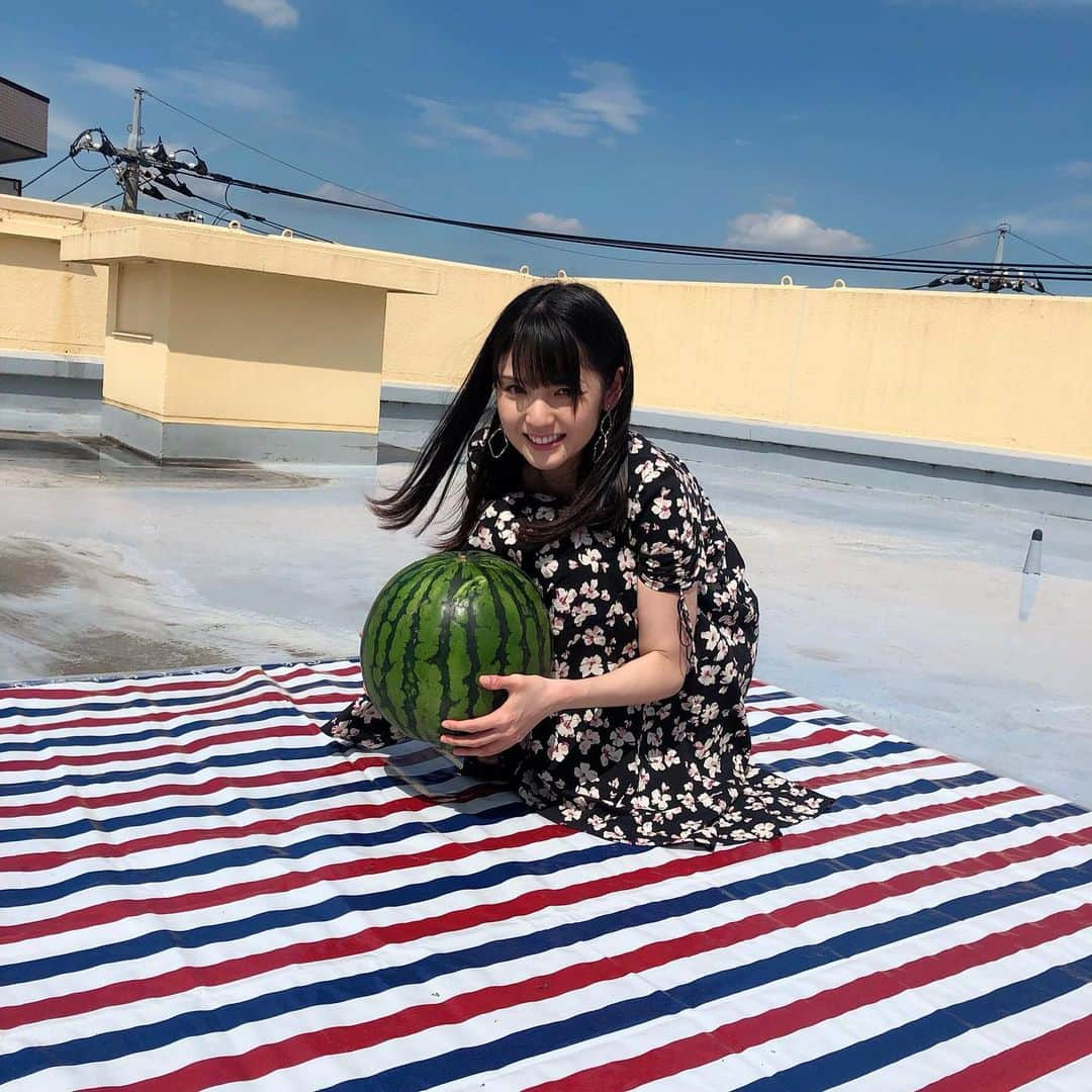 道重さゆみさんのインスタグラム写真 - (道重さゆみInstagram)「ここ最近毎日めっちゃ寒い中 夏夏しい写真！ スイカ割り⭐︎まあ、ぜーんぜん割れんやったよ！ラスト、あーもう無理ーーって瞬間(多分。きっと。笑 これ何の時の私かわかる？みんなもう見てくれたかなー？特典映像まで見てる？？どう？？？？？」11月19日 23時41分 - sayumimichishige0713