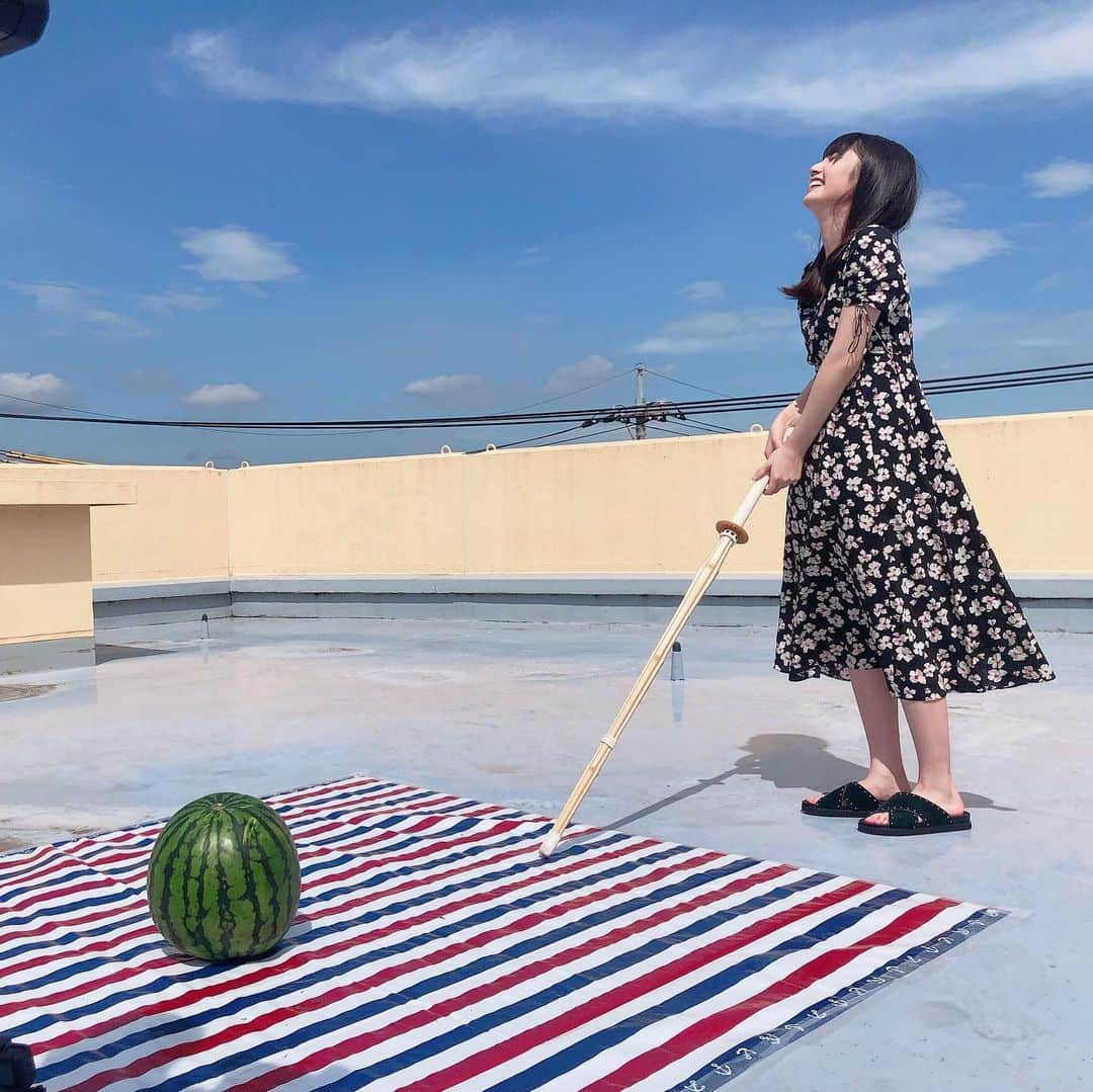 道重さゆみさんのインスタグラム写真 - (道重さゆみInstagram)「ここ最近毎日めっちゃ寒い中 夏夏しい写真！ スイカ割り⭐︎まあ、ぜーんぜん割れんやったよ！ラスト、あーもう無理ーーって瞬間(多分。きっと。笑 これ何の時の私かわかる？みんなもう見てくれたかなー？特典映像まで見てる？？どう？？？？？」11月19日 23時41分 - sayumimichishige0713