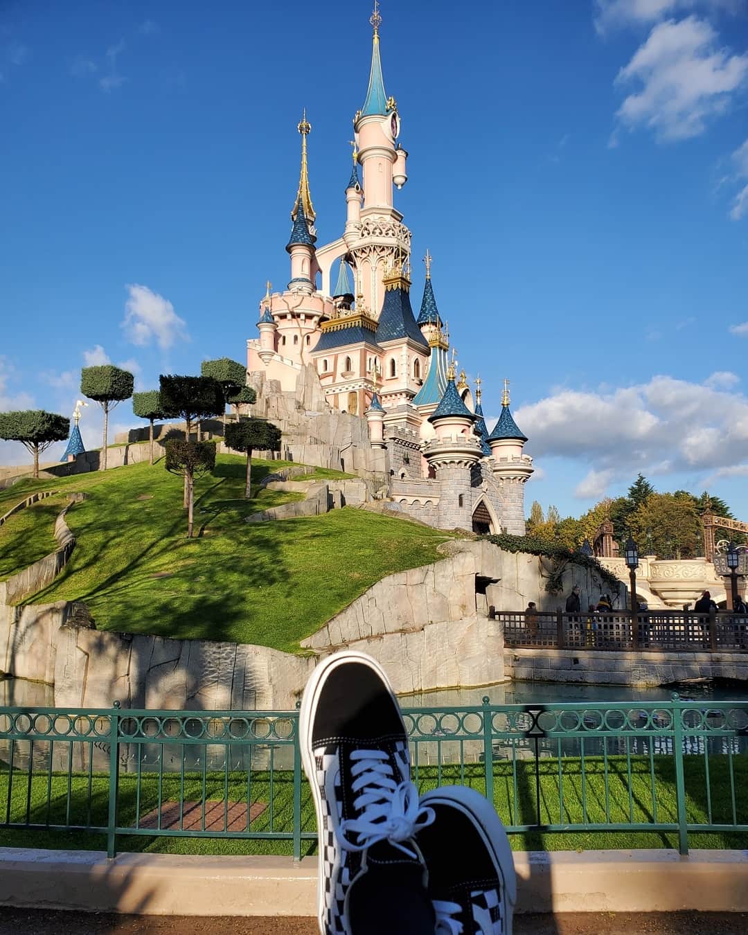 レクシー・ベルさんのインスタグラム写真 - (レクシー・ベルInstagram)「Disneyland Paris 🖤」11月19日 23時50分 - omgitslexi