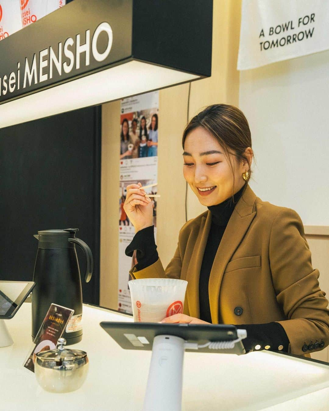 中世古麻衣さんのインスタグラム写真 - (中世古麻衣Instagram)「JikaseiMENSHO🍜  @parco_shibuya_official ‪いよいよ11月22日‬オープンの渋谷パルコ、今日はレセプションでした🎉  B1Fの飲食店フロアがおすすめということで、サンフランシスコでミシュランを獲得した人気のラーメン店　JikaseiMENSHOさん @menya_shono でヴィーガン担々麺をいただきました。  味に自信があるからこその”化学調味料ゼロ”💯オーナーさんのこだわりが詰まっていて、とにかくとっても美味しかった〜。 麺はキヌアを練り込んで小麦の使用を減らしてるそう。モチモチで美味しいのよ。 ヴィーガンとは思えない深いコクはアーモンドミルクや、燻製ナッツなどを使って出しているそうです。 自家製山椒黒七味もツボでした。  ごちそう様でした😋 次回は霜降和牛ラァ麺も食べてみたい🍜  #渋谷パルコ#渋谷PARCO#shibuyaparco1122 #shibuyaparco#jikaseimensho#mensho#menshotokyo#vegan#tantanmen#veganramen#中世古麻衣#ヴィーガン担々麺#ラーメン女子」11月19日 23時51分 - mainakaseko