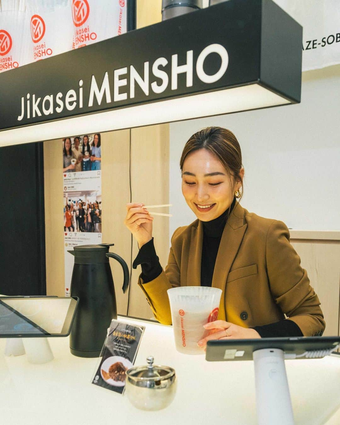 中世古麻衣さんのインスタグラム写真 - (中世古麻衣Instagram)「JikaseiMENSHO🍜  @parco_shibuya_official ‪いよいよ11月22日‬オープンの渋谷パルコ、今日はレセプションでした🎉  B1Fの飲食店フロアがおすすめということで、サンフランシスコでミシュランを獲得した人気のラーメン店　JikaseiMENSHOさん @menya_shono でヴィーガン担々麺をいただきました。  味に自信があるからこその”化学調味料ゼロ”💯オーナーさんのこだわりが詰まっていて、とにかくとっても美味しかった〜。 麺はキヌアを練り込んで小麦の使用を減らしてるそう。モチモチで美味しいのよ。 ヴィーガンとは思えない深いコクはアーモンドミルクや、燻製ナッツなどを使って出しているそうです。 自家製山椒黒七味もツボでした。  ごちそう様でした😋 次回は霜降和牛ラァ麺も食べてみたい🍜  #渋谷パルコ#渋谷PARCO#shibuyaparco1122 #shibuyaparco#jikaseimensho#mensho#menshotokyo#vegan#tantanmen#veganramen#中世古麻衣#ヴィーガン担々麺#ラーメン女子」11月19日 23時51分 - mainakaseko