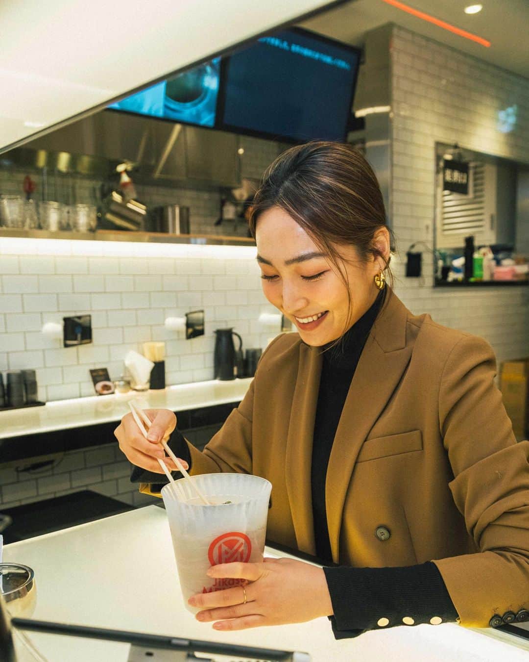 のインスタグラム：「JikaseiMENSHO🍜  @parco_shibuya_official ‪いよいよ11月22日‬オープンの渋谷パルコ、今日はレセプションでした🎉  B1Fの飲食店フロアがおすすめということで、サンフランシスコでミシュランを獲得した人気のラーメン店　JikaseiMENSHOさん @menya_shono でヴィーガン担々麺をいただきました。  味に自信があるからこその”化学調味料ゼロ”💯オーナーさんのこだわりが詰まっていて、とにかくとっても美味しかった〜。 麺はキヌアを練り込んで小麦の使用を減らしてるそう。モチモチで美味しいのよ。 ヴィーガンとは思えない深いコクはアーモンドミルクや、燻製ナッツなどを使って出しているそうです。 自家製山椒黒七味もツボでした。  ごちそう様でした😋 次回は霜降和牛ラァ麺も食べてみたい🍜  #渋谷パルコ#渋谷PARCO#shibuyaparco1122 #shibuyaparco#jikaseimensho#mensho#menshotokyo#vegan#tantanmen#veganramen#中世古麻衣#ヴィーガン担々麺#ラーメン女子」