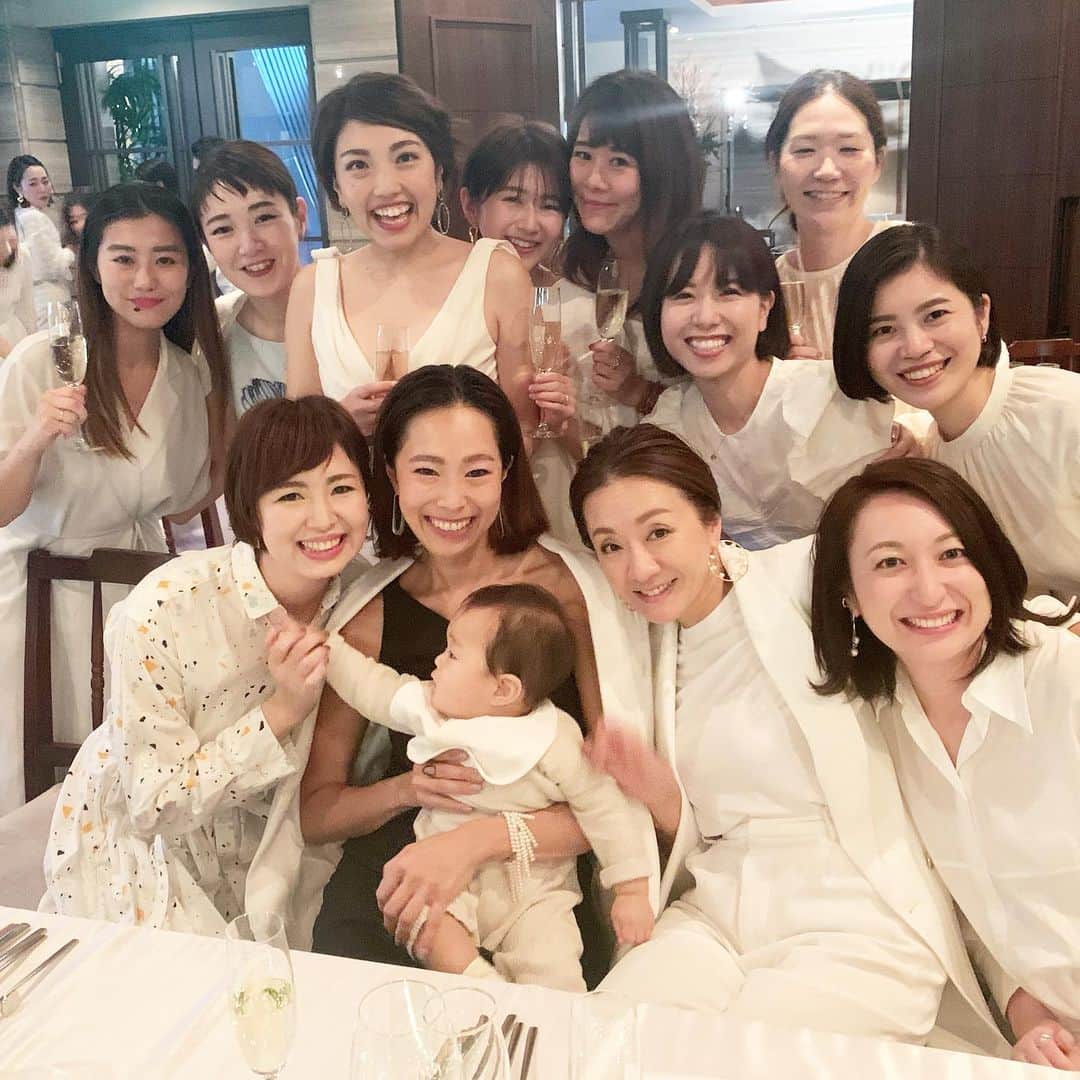 山城葉子さんのインスタグラム写真 - (山城葉子Instagram)「. ワカとビクターのWedding reception in Kobe @oriental.hotel.wedding  ワカとビクターの幸せな笑顔が見れて、沢山のPDSメンバーにTREATガールズに会えて幸せで楽しい夜でした。  環境や働く場所が変わっても、住む場所が変わっても、仲間たちはいつまでも変わらず、家族みたいな存在。 PDSの仲間と働いていたのはもう15年近く前なのに、会えば今も変わらず皆んな大騒ぎで大盛り上がり。 TREATのみんなもいつまでも可愛すぎる愛しい存在。 今夜は改めてメンバーの大切さを心から感じれて、 私の中の皆んなへの愛を実感した夜でした。  沢山の仲間たちから「NUMBER5楽しみです！」と言ってもらえて本当に嬉しかったなぁ。 仲間たちの成功や努力をお互い応援し合える関係、 こんな最高の仲間たちをもてたこと 幸せです。 ほんとうに。 . . . #23歳でPDSに入社 #ハネザワガーデンでプランナー #25歳で本社でブランディングのお仕事 #26歳で京都SODOH立ち上げお手伝い #27歳で博多STYLEの立ち上げお手伝い #28歳でTREAT立ち上げ #35歳でYYD立ち上げ #来年はNUMBER5立ち上げます #出会った仲間たちはずっと大切な仲間」11月19日 23時47分 - yokoyamashiro