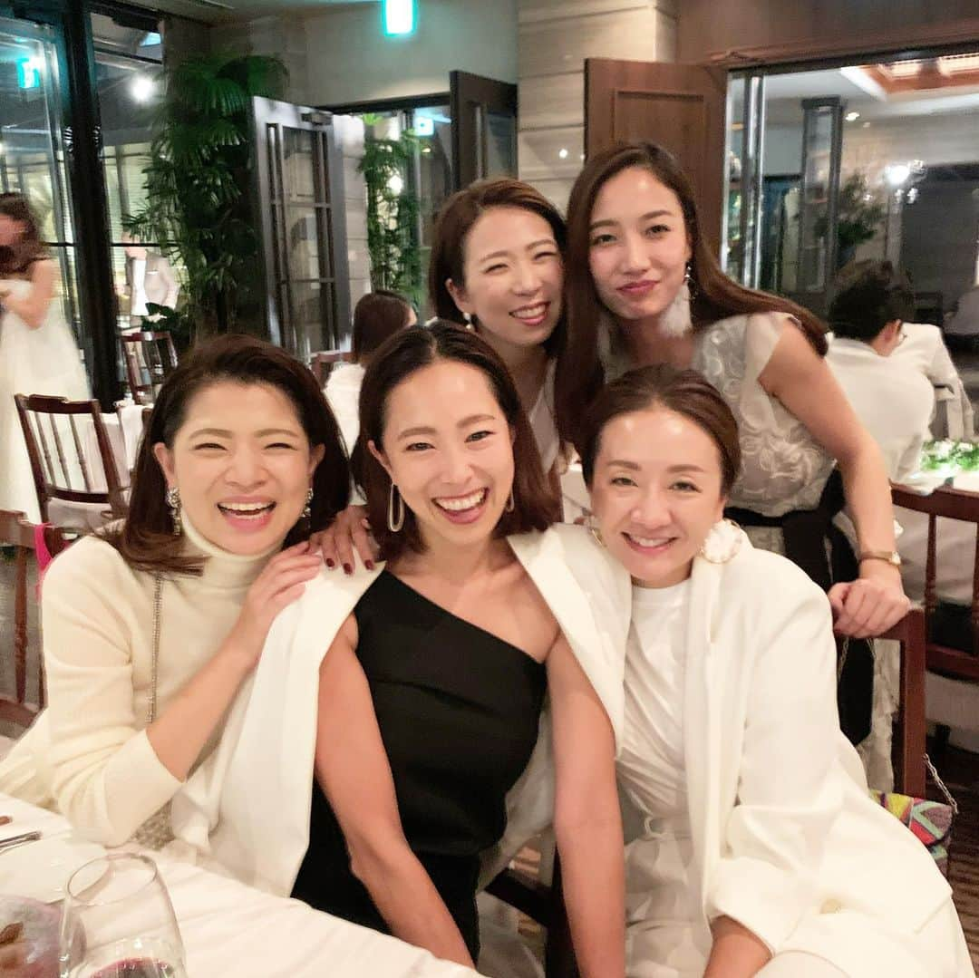 山城葉子さんのインスタグラム写真 - (山城葉子Instagram)「. ワカとビクターのWedding reception in Kobe @oriental.hotel.wedding  ワカとビクターの幸せな笑顔が見れて、沢山のPDSメンバーにTREATガールズに会えて幸せで楽しい夜でした。  環境や働く場所が変わっても、住む場所が変わっても、仲間たちはいつまでも変わらず、家族みたいな存在。 PDSの仲間と働いていたのはもう15年近く前なのに、会えば今も変わらず皆んな大騒ぎで大盛り上がり。 TREATのみんなもいつまでも可愛すぎる愛しい存在。 今夜は改めてメンバーの大切さを心から感じれて、 私の中の皆んなへの愛を実感した夜でした。  沢山の仲間たちから「NUMBER5楽しみです！」と言ってもらえて本当に嬉しかったなぁ。 仲間たちの成功や努力をお互い応援し合える関係、 こんな最高の仲間たちをもてたこと 幸せです。 ほんとうに。 . . . #23歳でPDSに入社 #ハネザワガーデンでプランナー #25歳で本社でブランディングのお仕事 #26歳で京都SODOH立ち上げお手伝い #27歳で博多STYLEの立ち上げお手伝い #28歳でTREAT立ち上げ #35歳でYYD立ち上げ #来年はNUMBER5立ち上げます #出会った仲間たちはずっと大切な仲間」11月19日 23時47分 - yokoyamashiro