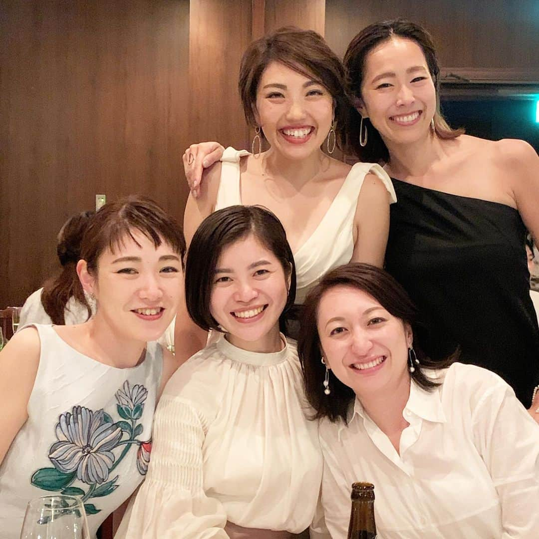 山城葉子さんのインスタグラム写真 - (山城葉子Instagram)「. ワカとビクターのWedding reception in Kobe @oriental.hotel.wedding  ワカとビクターの幸せな笑顔が見れて、沢山のPDSメンバーにTREATガールズに会えて幸せで楽しい夜でした。  環境や働く場所が変わっても、住む場所が変わっても、仲間たちはいつまでも変わらず、家族みたいな存在。 PDSの仲間と働いていたのはもう15年近く前なのに、会えば今も変わらず皆んな大騒ぎで大盛り上がり。 TREATのみんなもいつまでも可愛すぎる愛しい存在。 今夜は改めてメンバーの大切さを心から感じれて、 私の中の皆んなへの愛を実感した夜でした。  沢山の仲間たちから「NUMBER5楽しみです！」と言ってもらえて本当に嬉しかったなぁ。 仲間たちの成功や努力をお互い応援し合える関係、 こんな最高の仲間たちをもてたこと 幸せです。 ほんとうに。 . . . #23歳でPDSに入社 #ハネザワガーデンでプランナー #25歳で本社でブランディングのお仕事 #26歳で京都SODOH立ち上げお手伝い #27歳で博多STYLEの立ち上げお手伝い #28歳でTREAT立ち上げ #35歳でYYD立ち上げ #来年はNUMBER5立ち上げます #出会った仲間たちはずっと大切な仲間」11月19日 23時47分 - yokoyamashiro