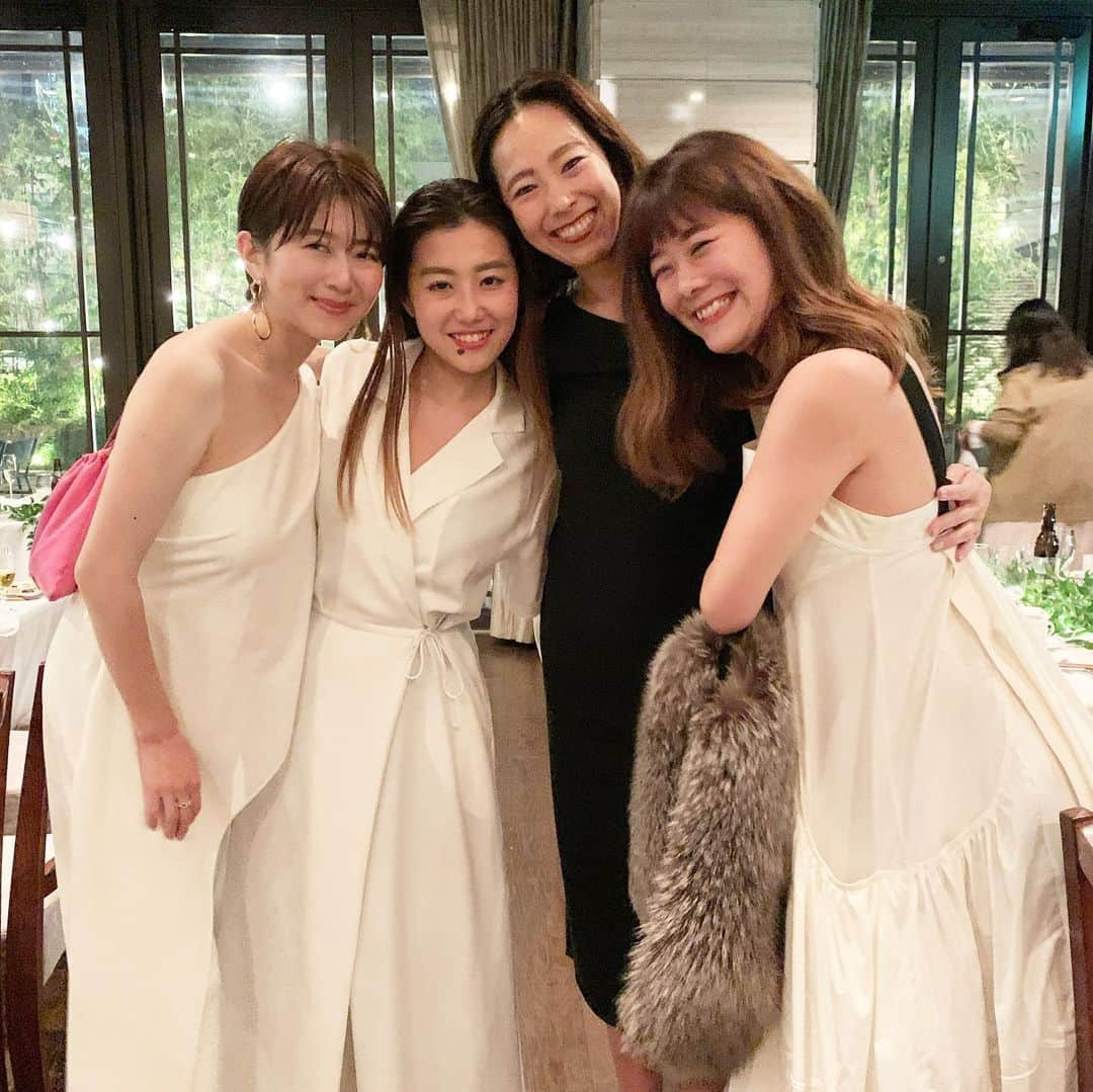 山城葉子さんのインスタグラム写真 - (山城葉子Instagram)「. ワカとビクターのWedding reception in Kobe @oriental.hotel.wedding  ワカとビクターの幸せな笑顔が見れて、沢山のPDSメンバーにTREATガールズに会えて幸せで楽しい夜でした。  環境や働く場所が変わっても、住む場所が変わっても、仲間たちはいつまでも変わらず、家族みたいな存在。 PDSの仲間と働いていたのはもう15年近く前なのに、会えば今も変わらず皆んな大騒ぎで大盛り上がり。 TREATのみんなもいつまでも可愛すぎる愛しい存在。 今夜は改めてメンバーの大切さを心から感じれて、 私の中の皆んなへの愛を実感した夜でした。  沢山の仲間たちから「NUMBER5楽しみです！」と言ってもらえて本当に嬉しかったなぁ。 仲間たちの成功や努力をお互い応援し合える関係、 こんな最高の仲間たちをもてたこと 幸せです。 ほんとうに。 . . . #23歳でPDSに入社 #ハネザワガーデンでプランナー #25歳で本社でブランディングのお仕事 #26歳で京都SODOH立ち上げお手伝い #27歳で博多STYLEの立ち上げお手伝い #28歳でTREAT立ち上げ #35歳でYYD立ち上げ #来年はNUMBER5立ち上げます #出会った仲間たちはずっと大切な仲間」11月19日 23時47分 - yokoyamashiro