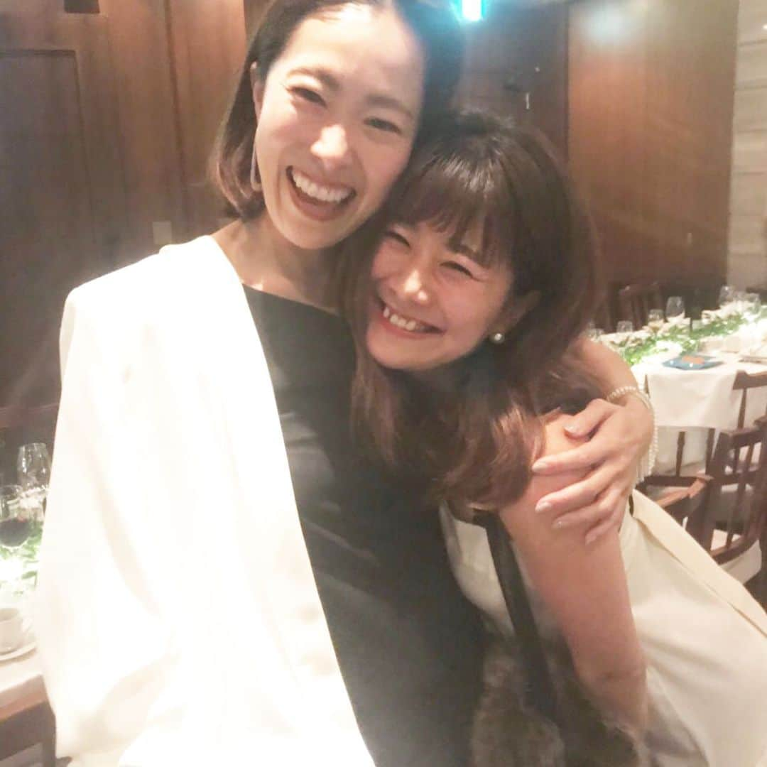 山城葉子さんのインスタグラム写真 - (山城葉子Instagram)「. ワカとビクターのWedding reception in Kobe @oriental.hotel.wedding  ワカとビクターの幸せな笑顔が見れて、沢山のPDSメンバーにTREATガールズに会えて幸せで楽しい夜でした。  環境や働く場所が変わっても、住む場所が変わっても、仲間たちはいつまでも変わらず、家族みたいな存在。 PDSの仲間と働いていたのはもう15年近く前なのに、会えば今も変わらず皆んな大騒ぎで大盛り上がり。 TREATのみんなもいつまでも可愛すぎる愛しい存在。 今夜は改めてメンバーの大切さを心から感じれて、 私の中の皆んなへの愛を実感した夜でした。  沢山の仲間たちから「NUMBER5楽しみです！」と言ってもらえて本当に嬉しかったなぁ。 仲間たちの成功や努力をお互い応援し合える関係、 こんな最高の仲間たちをもてたこと 幸せです。 ほんとうに。 . . . #23歳でPDSに入社 #ハネザワガーデンでプランナー #25歳で本社でブランディングのお仕事 #26歳で京都SODOH立ち上げお手伝い #27歳で博多STYLEの立ち上げお手伝い #28歳でTREAT立ち上げ #35歳でYYD立ち上げ #来年はNUMBER5立ち上げます #出会った仲間たちはずっと大切な仲間」11月19日 23時47分 - yokoyamashiro