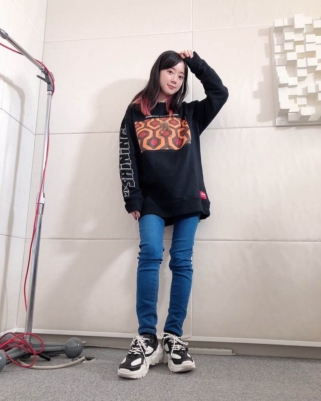 のインスタグラム：「「くどはるスタジオ」にて、あいみんが全身写真撮ってくれました！  映画「シャイニング」のトップスは #zara スニーカーは #aimoriginal です♡」