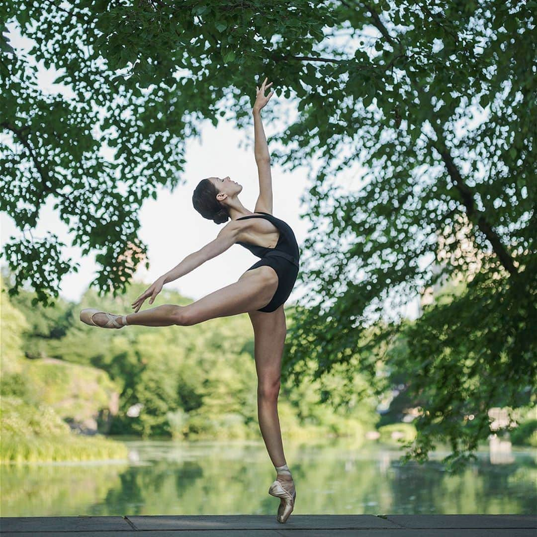 ballerina projectさんのインスタグラム写真 - (ballerina projectInstagram)「Katie Boren in Central Park. #ballerina - @katieboren1 #centralpark #turtlepond #newyorkcity #ballerinaproject #ballerinaproject_ #ballet #dance #pointe #katieboren  The Ballerina Project book is now in stock. Link is located in our Instagram profile. @ballerinaprojectbook #ballerinaprojectbook」11月19日 23時58分 - ballerinaproject_