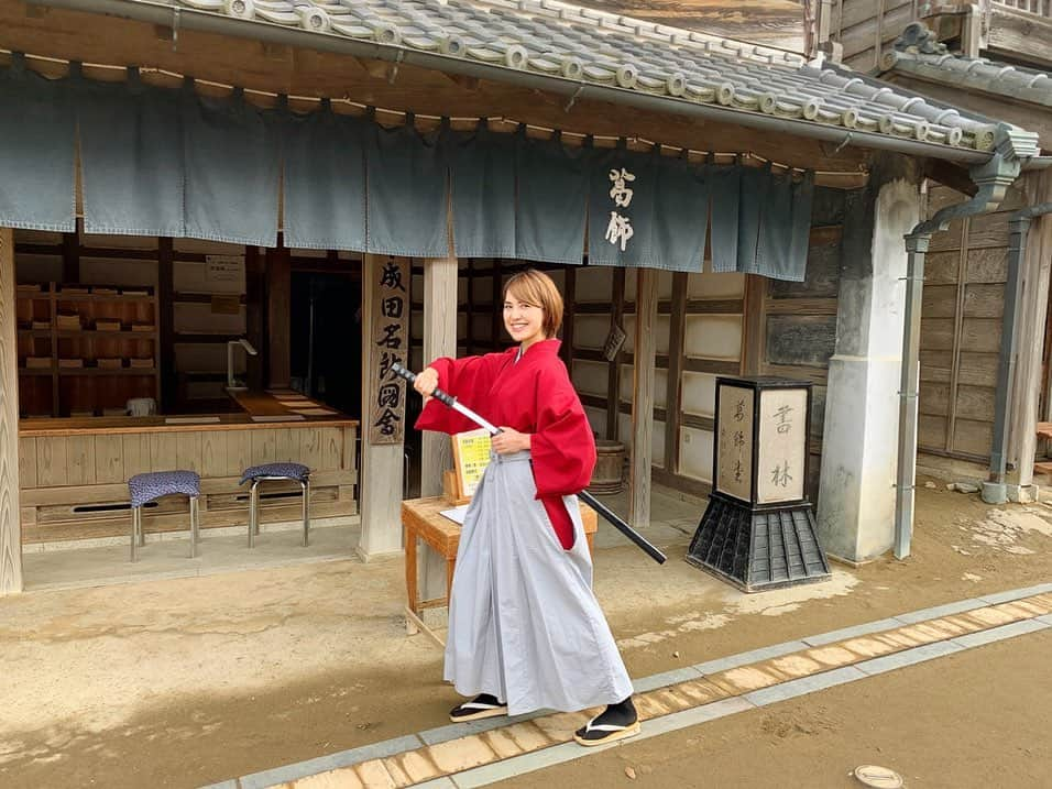 佐藤由季さんのインスタグラム写真 - (佐藤由季Instagram)「時代劇の撮影…！？ ではありません（笑） 今日のbayfmプレシャスレポートは 印旛郡栄町にある ドラムの里からお送りしました🎤 しかもスペシャルゲストが…😍 現役アイドルであり、女優やモデルとしても 大活躍中の志田友美さん💓 こんなに可愛い町娘は私が守るしかない！！ と思って今回は私、初男役コスプレ😎 浪人 るろうに剣心です⚔ コスプレの館で衣装をお借りして 房総のむらで江戸時代の街並みの中撮影… 手ぶらで行ったのになんて本格的なの😍 テンション上がる〜⤴︎⤴︎ さて、このコスプレ女子会の続きは 次の投稿にて🙋‍♀️ #bayfm  #プレシャスレポート  #ドラムの里  #栄町  #コスプレの館  #cosplay  #房総のむら  #江戸時代の街並み  #スペシャルゲスト  #志田友美 さん #夢みるアドレセンス  #アイドル  #女優  #モデル  #可愛すぎる  #町娘  #天使 だった👼 #フリーアナウンサー  #佐藤由季  #男役  #浪人  #るろうに剣心  #ポージング 指導をスタッフの皆さんが必死にしてくれた（笑） #テンション上がる」11月20日 0時08分 - yukisato0710