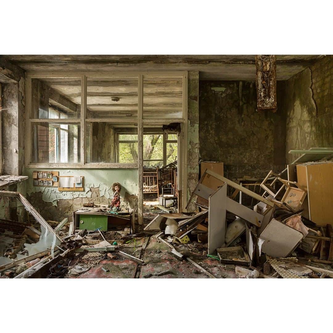 Gerd Ludwigさんのインスタグラム写真 - (Gerd LudwigInstagram)「At 1:23 am on April 26, 1986, Reactor No. 4 at the Chernobyl Nuclear Power Plant blew up. The radioactive fallout spread over thousands of square kilometers, driving more than a quarter of a million people permanently from their homes. More than 100,000 people may have succumbed to Chernobyl-related illnesses. It remains the worst nuclear accident to date.  While the accident itself created chaos of apocalyptic magnitude, more than three decades later, tourists and guides are creating another bewildering disturbance even as they (naively) seek to articulate a deeper comprehension. Today, the most riveting attraction, the ghost town of Pripyat, bears less-than-honest witness to the disaster, as tourists hastily rearrange items—abandoned dolls, gas masks, furniture and more—in an attempt to form a haunting scene for the next tour group, or just to photograph themselves.  @thephotosociety @natgeoimagecollection #Pripyat #Chernobyl #Ukraine #disastertourism」11月20日 0時01分 - gerdludwig
