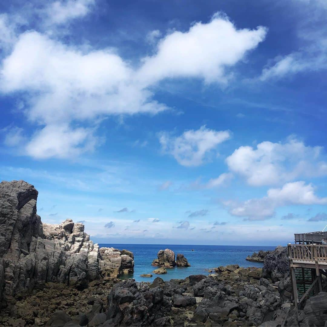 石川瑠利子さんのインスタグラム写真 - (石川瑠利子Instagram)「. . 先日、伊豆諸島のひとつである神津島に行ってきました😋 青く澄んだ海に入ると全身でリラックスできるのでとっても気持ちがいいのです…❤︎ . 島の北端に位置する赤崎遊歩道では楽しみにしていたシュノーケリング🐠 お魚たくさんいた👀✨✨ . . #travel #japan #sea #海好き #島好き #神津島 #伊豆諸島 #赤崎遊歩道」11月20日 0時03分 - ruriko_ishikawa