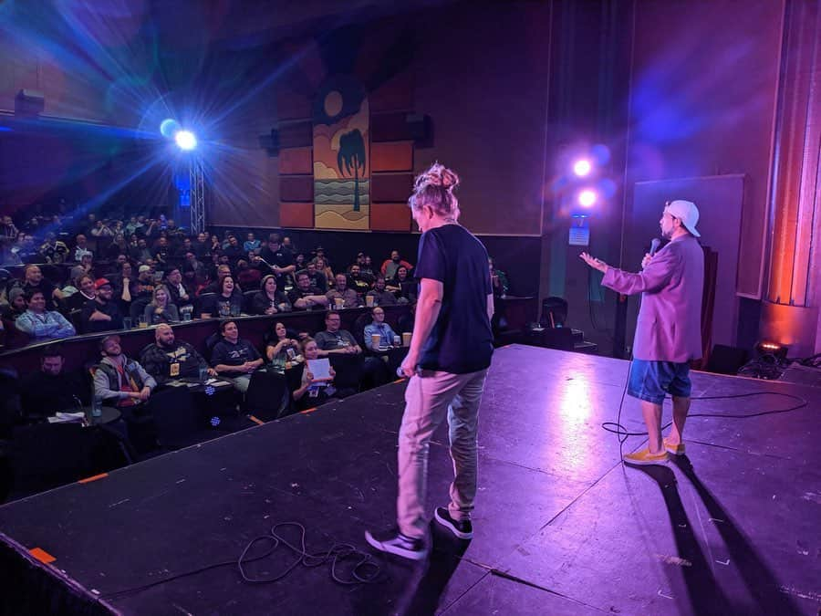 ケヴィン・スミスさんのインスタグラム写真 - (ケヴィン・スミスInstagram)「The amazing #arlington stop on the @jayandsilentbob #rebootroadshow Tour put us in the room with my hero @kevinmccarthytv - the entertainment journalist directly responsible for @benaffleck being in not only our new movie, but also back in our lives! I’ve told the story often but it was Kevin asking Ben a question about our Reboot at a junket for the @netflix movie #triplefrontier that led to me texting Ben and asking him to be in the movie! And when you get to see #jayandsilentbobreboot you’ll discover that Holden scene is one of the highlights of the movie! We got to make a mini #chasingamy sequel - solely because #kevinmccarthy wasted a few of his limited junket seconds on a query about our dopey movie. So when Kev and his wife @dcfilmgirl showed up to the @arlington_drafthouse with Reboot Vegan cupcakes, they were given a hero’s welcome! Not just for the cupcakes, mind you: mostly because Kevin lit the Bat Signal that brought the Dark Knight back into our lives! I always thought *I* was the most important Kevin in the mix on #jayandsilentbobreboot; turns out I was only the *second* most important Kevin to the process! Eternal thanks, Kev! Like I told you at the @avengers premiere: don’t ever let anybody tell you entertainment journalism isn’t as important as the “real news”. In the right hands, it has the power to change lives just the same! And the #jayandsilentbobrebootroadshow rolls on... #KevinSmith #jasonmewes #jaymewes #jayandsilentbob」11月20日 0時16分 - thatkevinsmith