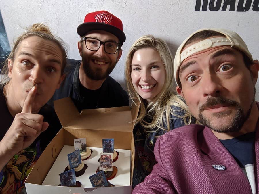 ケヴィン・スミスのインスタグラム：「The amazing #arlington stop on the @jayandsilentbob #rebootroadshow Tour put us in the room with my hero @kevinmccarthytv - the entertainment journalist directly responsible for @benaffleck being in not only our new movie, but also back in our lives! I’ve told the story often but it was Kevin asking Ben a question about our Reboot at a junket for the @netflix movie #triplefrontier that led to me texting Ben and asking him to be in the movie! And when you get to see #jayandsilentbobreboot you’ll discover that Holden scene is one of the highlights of the movie! We got to make a mini #chasingamy sequel - solely because #kevinmccarthy wasted a few of his limited junket seconds on a query about our dopey movie. So when Kev and his wife @dcfilmgirl showed up to the @arlington_drafthouse with Reboot Vegan cupcakes, they were given a hero’s welcome! Not just for the cupcakes, mind you: mostly because Kevin lit the Bat Signal that brought the Dark Knight back into our lives! I always thought *I* was the most important Kevin in the mix on #jayandsilentbobreboot; turns out I was only the *second* most important Kevin to the process! Eternal thanks, Kev! Like I told you at the @avengers premiere: don’t ever let anybody tell you entertainment journalism isn’t as important as the “real news”. In the right hands, it has the power to change lives just the same! And the #jayandsilentbobrebootroadshow rolls on... #KevinSmith #jasonmewes #jaymewes #jayandsilentbob」