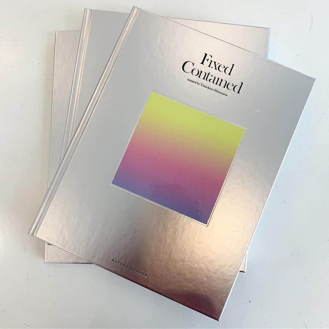 松山智一さんのインスタグラム写真 - (松山智一Instagram)「I am pleased to announce a release of “ Fixed Contained “ an exhibition catalogue for a show I was honored to curate @kotaro_nukaga Gallery in Tokyo, amongst artists such as @alfredstudio @inkaessenhigh @fireleibaez @nirhod @tonymatelli @carlosrolon and myself . Catalogue begins with an introduction essay by Mr. Yuji Akimoto, former director of the Kanazawa 21st Century Museum of Contemporary Art and director of the University Art Museum,Tokyo University of the Arts, in both English and Japanese. The show featured seven diverse contemporary artists sharing the same theme of portraying and reflecting the complexity of our time. ﻿ With a splendid book design by one of the notable Japanese graphic designer @modesigninc Motoki Mizoguchi ———- 2019年4〜6月にKOTARO NUKAGAで開催した松山がキュレーターとなった展示会”FIXED CONTAINED” のカタログが完成しました。 @modesigninc 溝口氏によるデザインは、カバーや紙質、構成やフォントなど細部にまでこだわりがみられます。﻿ テキストは元 ＃金沢21世紀美術館 館長で、現東京藝術大学大学美術館館長の#秋元雄史 氏に執筆いただき、日米バイリンガルとなっています。また、展示風景や各アーティストの解説等、とても美しくそして読みやすくまとめられています。﻿ Please contact @kotaro_nukaga for interest of purchase」11月20日 0時18分 - tomokazumatsuyama