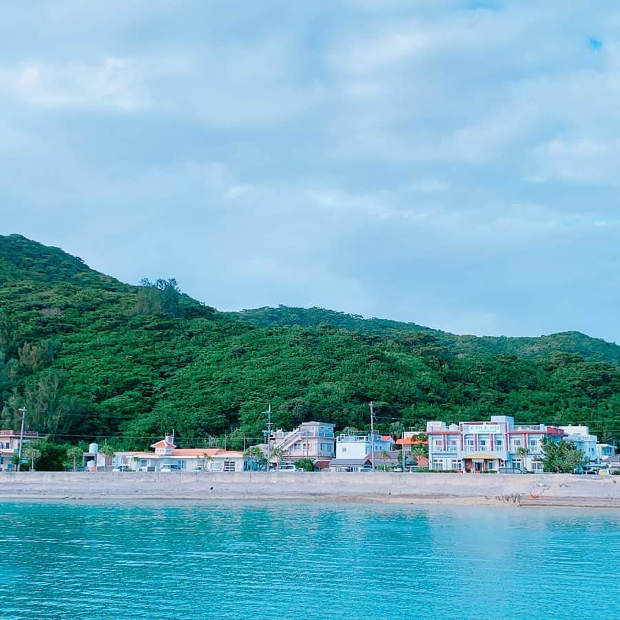 坂田陽子さんのインスタグラム写真 - (坂田陽子Instagram)「天気が良く沖縄の日差しの有り難さを感じながら水着になるも、 さすがに海には入れない私達😂 ・ ただ、ただ、ボーッと。のんびり。ビーチで寝て過ごした贅沢な時間😆 ・ またね、座間味❤️」11月20日 0時28分 - yokosakata