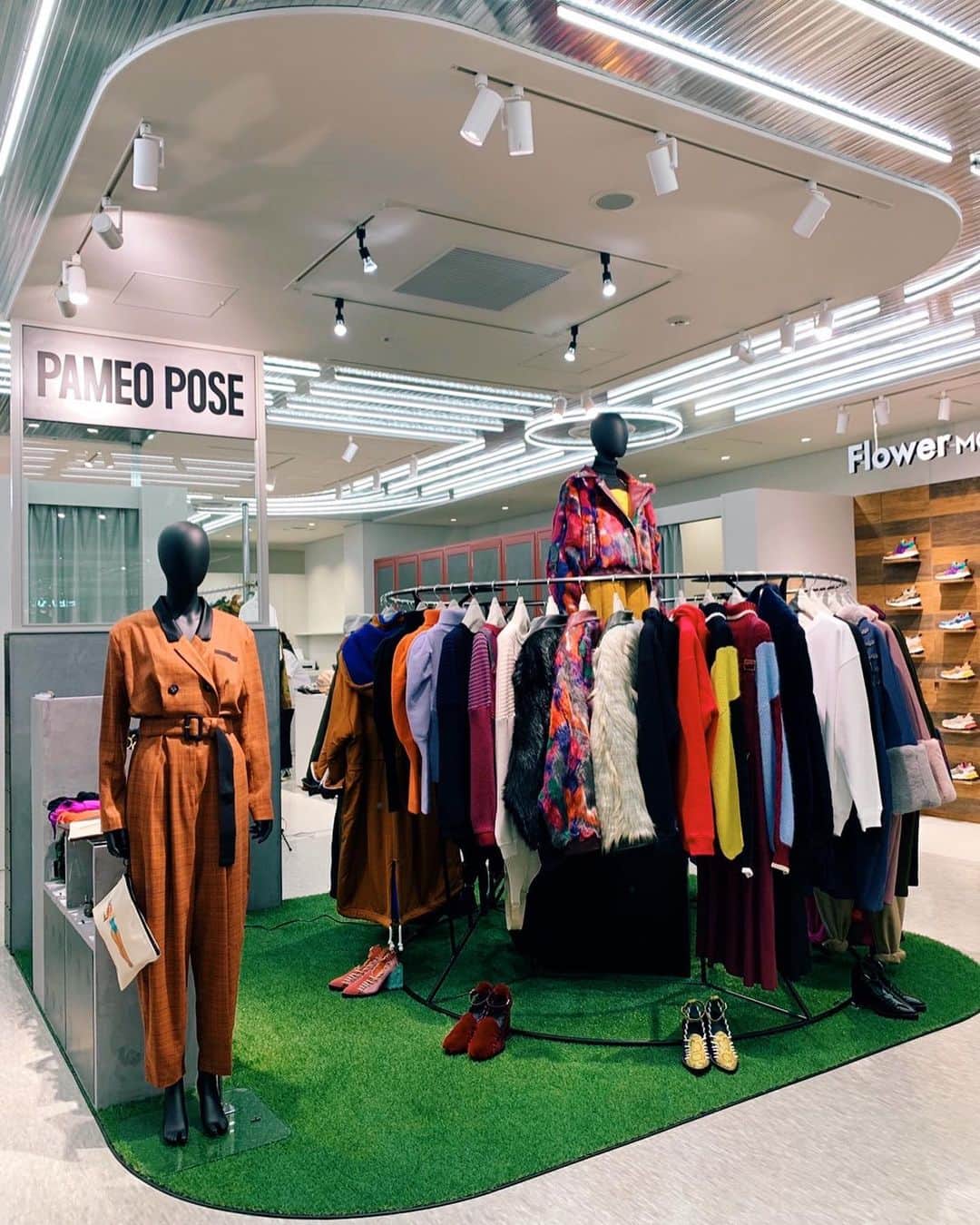 PELIのインスタグラム：「沢山の方々のご協力のもと、本日無事PAMEO POSE渋谷PARCO店のプレオープンを迎える事がでしました。皆様に支えられ、感謝の気持ちでいっぱいでございます。﻿ より一層、スタッフ一丸となって精進して参ります。今度とも、何卒よろしくお願い申し上げます。 ﻿ ﻿ 🧚‍♀️最高に最高な什器は @rokkan_design @to_mos.atelier に作っていただきました✨🤩✨ #PAMEOPOSE #渋谷PARCO ﻿ ﻿ 本オープンは22日になります✨﻿ 皆様、お待ちしております🧚‍♀️🧚‍♀️🧚‍♀️」