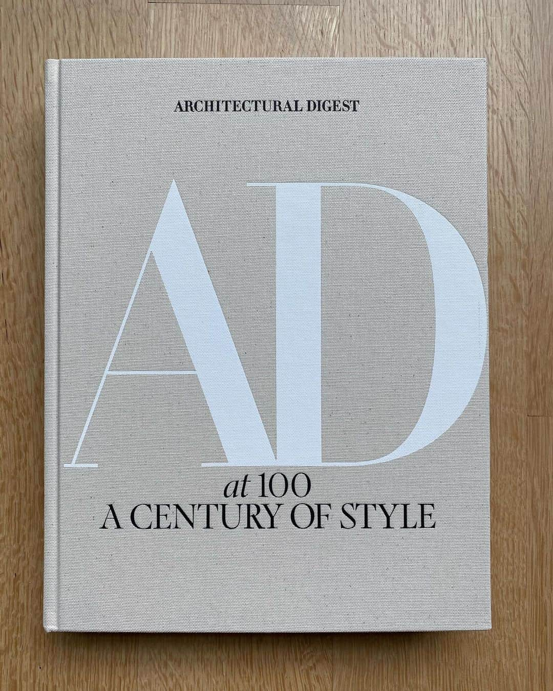 KAWSONEさんのインスタグラム写真 - (KAWSONEInstagram)「Congrats @amyastley @archdigest on the new book! Thanks for including @juliachiang and I! @gaygassmann @jasonschmidtstudio 🙏 #ADat100」11月20日 0時33分 - kaws