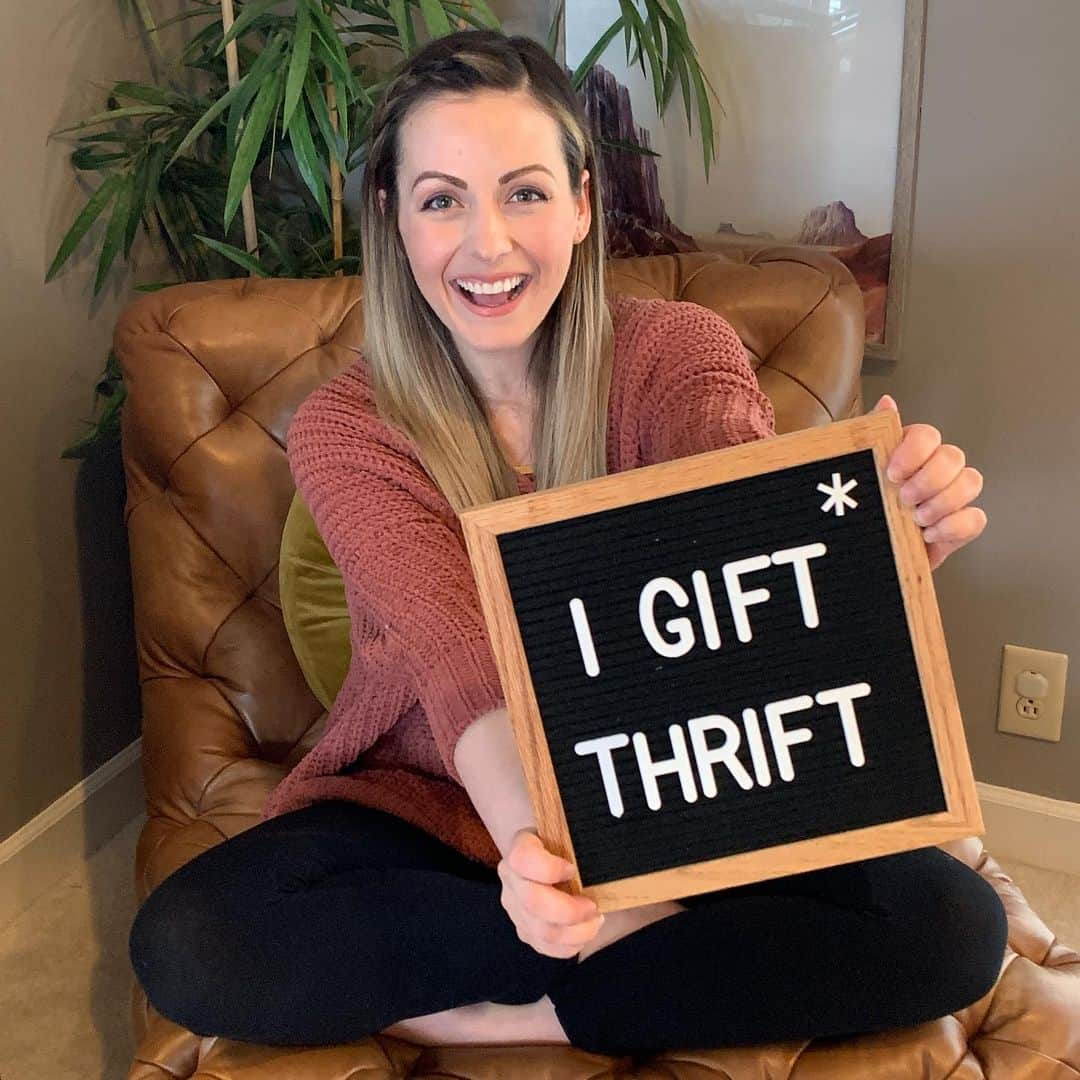 カーリー・ワデルさんのインスタグラム写真 - (カーリー・ワデルInstagram)「I’M GIFTING THRIFT! Omg! You guys know I’m a huuuuge fan of @thredUP and I’m so so excited to partner with them because they launched GIFT CARDS. I already love to shop on @thredUP for my family and this year for the holidays, gifting thrift just got easier! Join me and buy a gift card TODAY (link in bio) and you’ll get an  exclusive offer from @thredUP to treat yourself (check your email at the end of the week!). Every year, half of returned gifts end up in the trash. There are soooo many awesome gifts on the planet. #TheGiftOfThrift is better for your wallet and is so much  more sustainable! Hurry and buy a @thredUP gift card today! #thredUPinfluencer」11月20日 0時46分 - carlywad