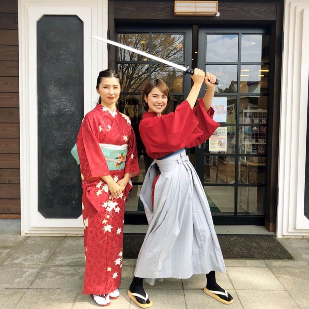 佐藤由季さんのインスタグラム写真 - (佐藤由季Instagram)「これぞコスプレ女子会🤣 レポートのお相手をして下さった コスプレの館の支配人 玉造さんも なんて美しいのかしら😍 コスプレの館のアイドルたまちゃん と勝手に名付けました❤️笑 こんな可愛いお二人を守る為なら… もっともっと男役になりきります🙋‍♀️ ということで、これまた次の投稿へ（笑） #ドラムの里  #コスプレの館  #cosplay  #bayfm  #プレシャスレポート  #コスプレ女子会  #志田友美 さん #たまちゃん  #佐藤由季  #可愛い二人を守る  #浪人  #男役  #なりきる」11月20日 0時49分 - yukisato0710