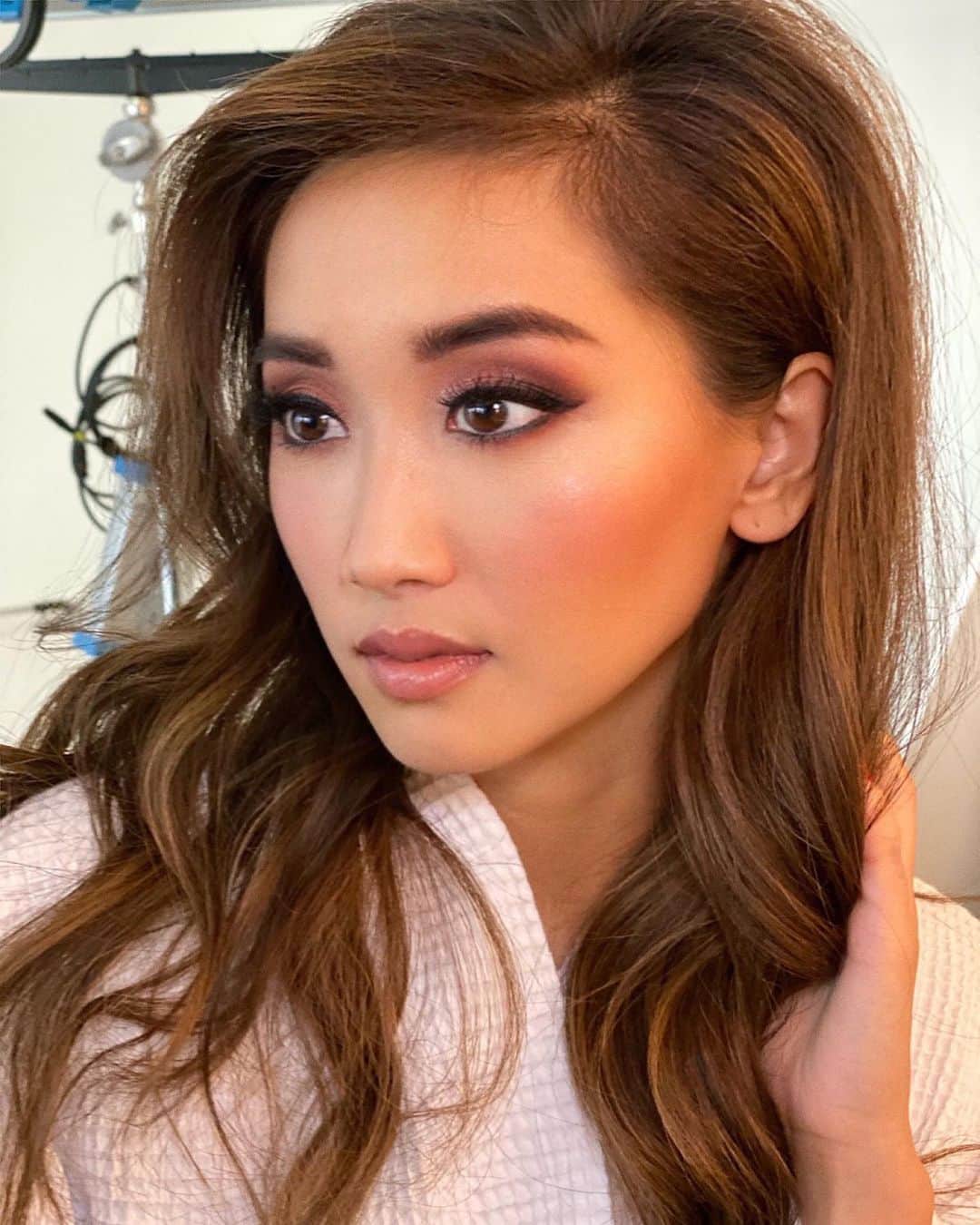 Stila Cosmeticsさんのインスタグラム写真 - (Stila CosmeticsInstagram)「Celebrity makeup artist @charlieriddle got the chance to link up with @brendasong for her episode of “Suck It Up” with @delish! 😍  Get her look: 🍬bronze the eye with our Matte ‘n Metal palette: use shades ‘Retro’ on lids and ‘Suede’ in the crease for warm rose gold gleam. Add the shade ‘Sequin’ to highlight inner eye 🍬line it out: grab our Smudge Pot and use your favorite liner brush to blend out your cat eye for a subtle, smoky line 🍬for a more intensely defined lash line, top off your cat eye with some Stay All Day Waterproof Liquid Eye Liner 🍬coat lashes with HUGE Extreme Lash Mascara 🍬fill in brows with Stay All Day Waterproof Brow Pen (Charlie used Medium) 🍬give cheeks a pinky flush with our Convertible Color in ‘Peony’ 🍬top lips off with Beauty Boss Lip Gloss in ‘Elevator Pitch’  Catch the full episode on Delish’s YouTube! #stilacosmetics #brendasong #disneystars #celebritymakeup #rosegoldglam #delish」11月20日 0時49分 - stilacosmetics