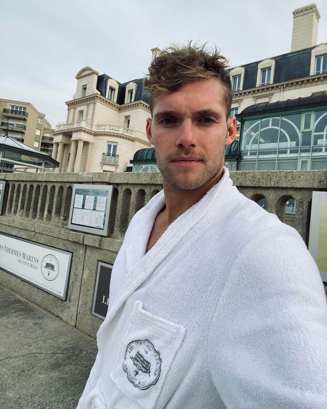 ケビン・マイヤーのインスタグラム：「Alors que certains sont occupés à se piquer 💉, d’autres s’entraînent et se soignent à l’eau de mer aux @thermesmarins_saintmalo... Il y aura toujours des tricheurs dans le sport comme dans tous les domaines, notre devoir est de leur rendre la tâche la plus difficile possible pour les en dissuader.  Votre tâche sera aussi de ne pas faire de généralité. Cela étant dit, LOVE from #cleansport.」