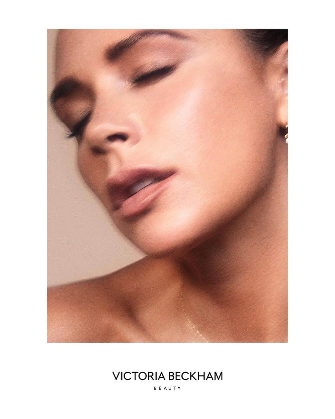 ヴィクトリアベッカムさんのインスタグラム写真 - (ヴィクトリアベッカムInstagram)「So excited for this launch!!! Available now @victoriabeckhambeauty, my collaboration with @augustinusbader. Find out more at victoriabeckhambeauty.com X Kisses #VBGlow #VictoriaBeckhamBeauty #CleanBeauty」11月20日 1時04分 - victoriabeckham