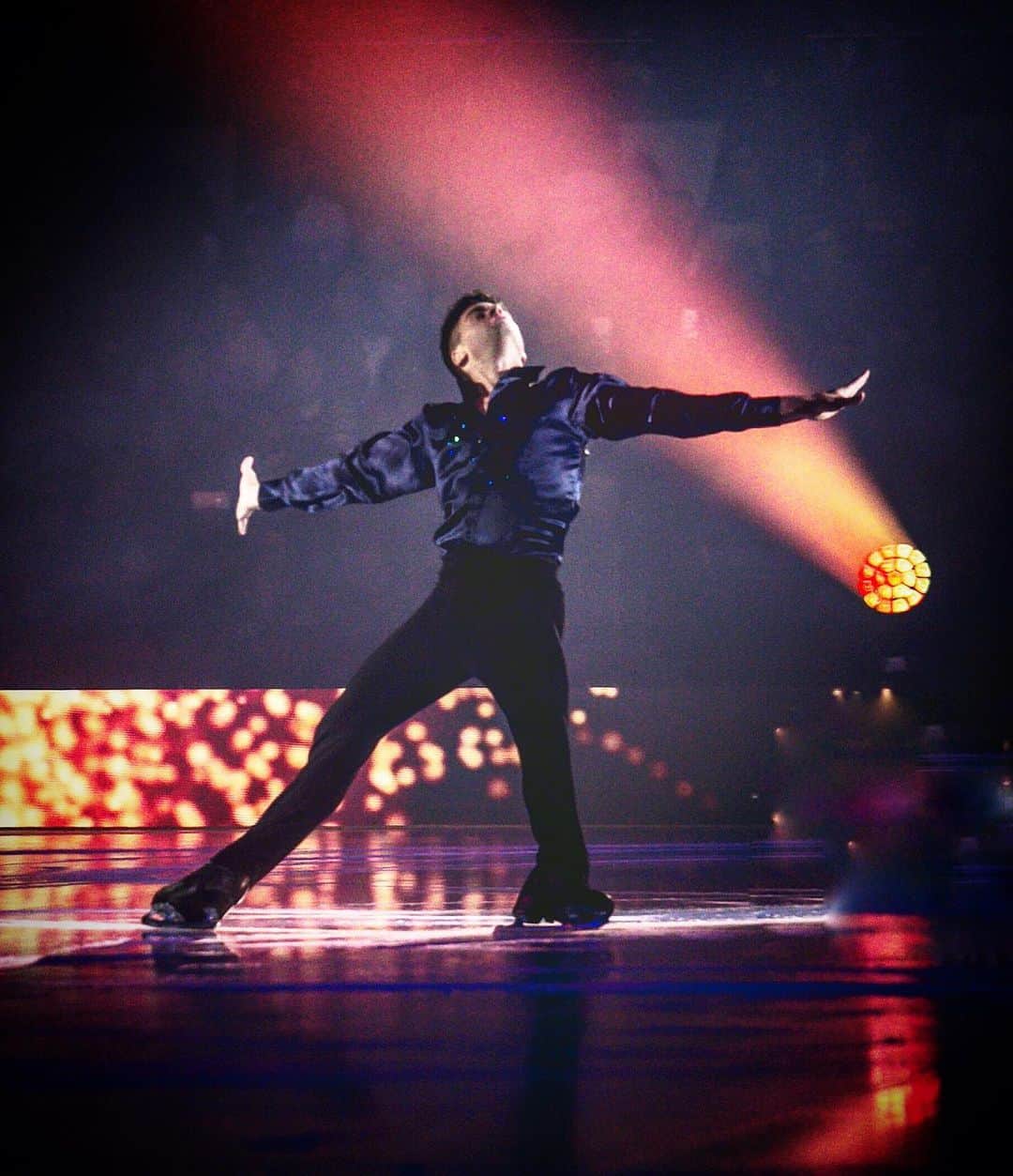 ハビエル・ラジャのインスタグラム：「You are the light in my darkness ✨ . . . ⛸ @revolutiononice 📸 @hortensiodiasclaros 🎶 ‘In the silence’ @leroysanchez」