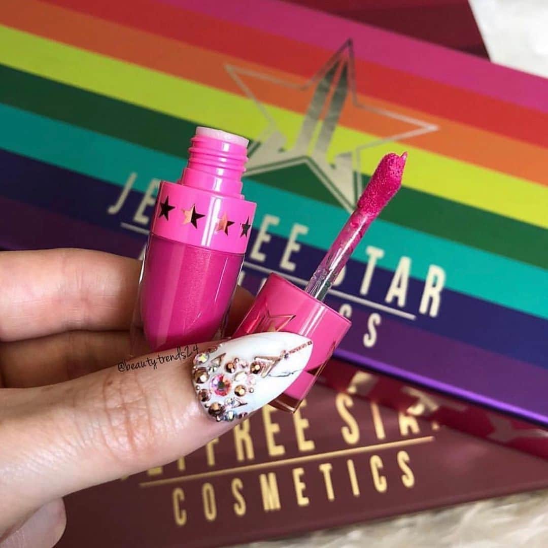 Jeffree Star Cosmeticsさんのインスタグラム写真 - (Jeffree Star CosmeticsInstagram)「Itty Bitty🥰 Our Rainbow #minibundle contains 8 fun sized shades that are perfect for on the go😇 Photo by: @beautytrends24 ✨ #jeffreestarcosmetics」11月20日 1時07分 - jeffreestarcosmetics