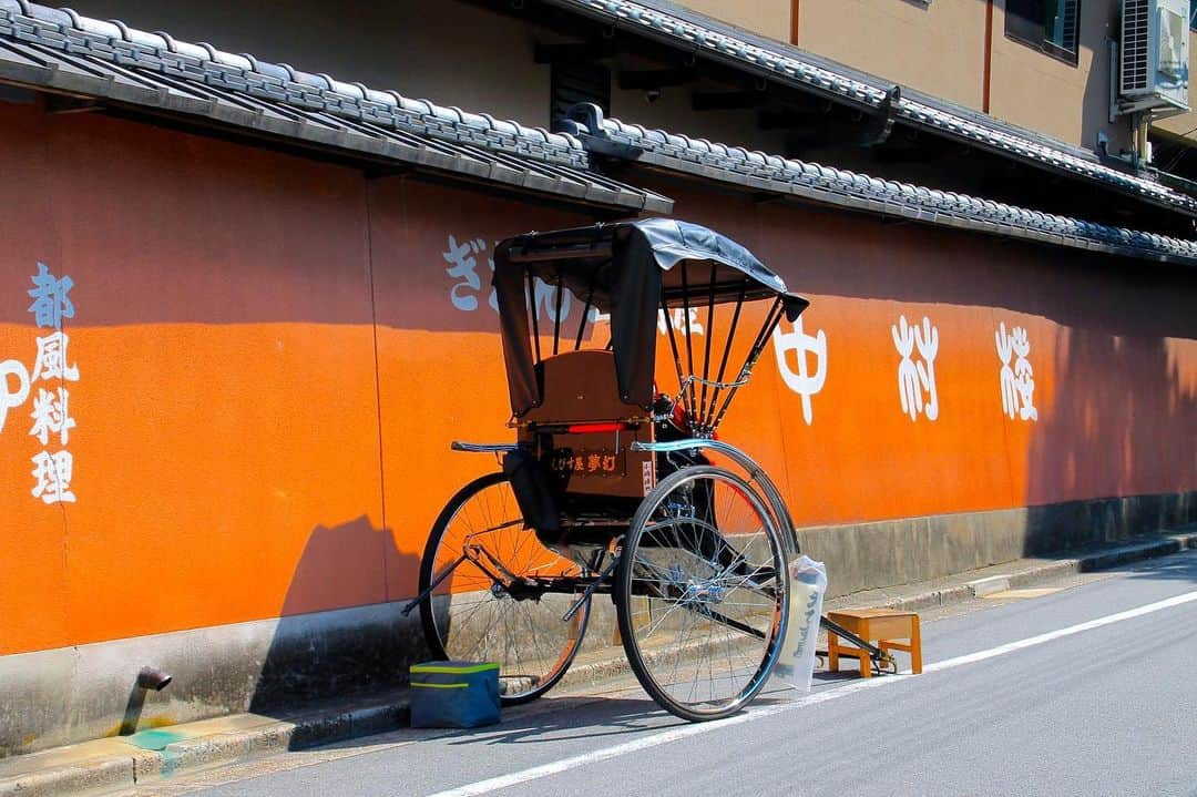 Rosetta Stoneさんのインスタグラム写真 - (Rosetta StoneInstagram)「"Kyoto is Japan's capital of traditions. In the old city, amongst centuries-old temples and gardens, you can still stroll on carriages pushed by men on foot." 📸 @wanderreds  What are some unique traditions that you've seen in other Japanese cities? Or if you haven't visited Japan, which cities are on your bucket list? . . . #RosettaSessions #travelgoals #travel #solotravel #Japan #Kyoto #Japanese #Language #LearnLanguages」11月20日 6時37分 - rosettastone