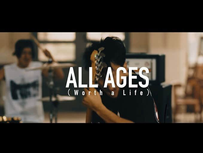 Shun さんのインスタグラム写真 - (Shun Instagram)「新曲「ALL AGES (Worth a Life)」投下🔥🔥🔥 ・ YouTubeでチェックしてみてください。 Directed by @shun_murakami_ ・ ・ 作詞作曲、Shunです。どんな曲かって言うと、「言い訳なんて俺らが全部ぶっ壊してやる」って想い込めてます🤜🏻🤛🏻自分を自分で閉じ込めてないで、こっち来いよって話！ ・ ・  そして３ピース新体制での最初のアルバムリリース決定！ ・ ・ 2020年1月22日（水）10th Full Album「MILESTONE」発売🔥🔥🔥 ・ ・ ツアースケジュールも発表になったんでオフィシャルHPをチェック🤜🏻🤛🏻 ・ ・ 今後もBunta、Joseと３人でガンガン攻めていくんで宜しくス🤘🏻🤘🏻🤘🏻 ・ ・ #TOTALFAT」11月20日 1時20分 - totalfat.shun