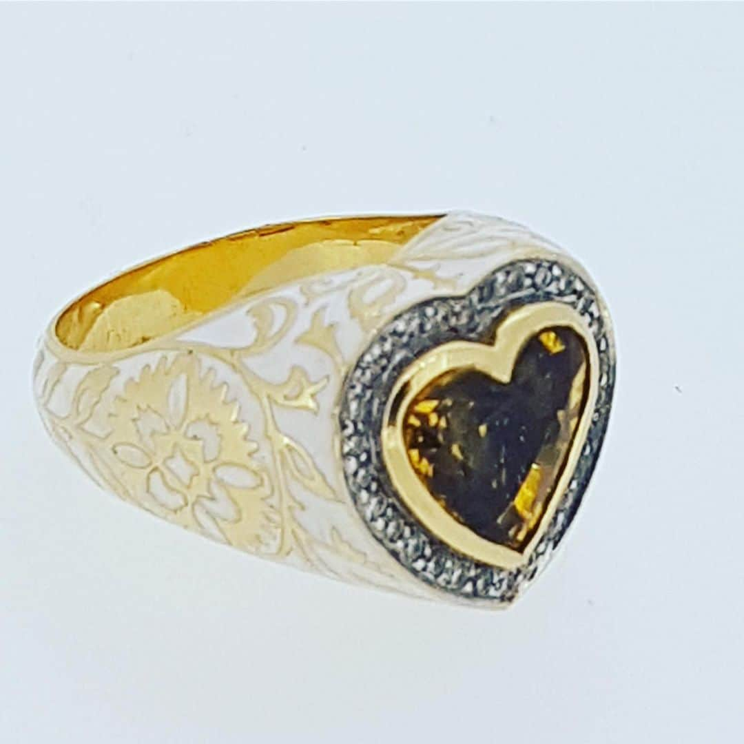 ジェイドジャガーさんのインスタグラム写真 - (ジェイドジャガーInstagram)「All you need is love and #heart shaped stones #garnet and #yellowsapphire set in diamonds and 18 ct gold #jadejaggerjewellery #jadejagger  sales@jadejagger.com」11月20日 1時22分 - jadejezebeljagger