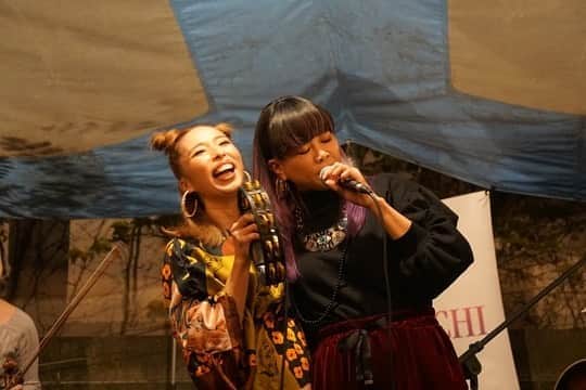 山口リサのインスタグラム：「今はなき豊橋のBirthというクラブで自作の名刺を持って挨拶に行ったあの日からかれこれ15年くらい経ったのかなぁ❓アンチさんから見たら生意気そうな小娘だったかもしれませんw  そんな出会いから私の曲に参加してもらったのは3枚目のアルバムの時。兄弟、わたしは妹への歌。DEAR MY SISTER… 家族に対しての特別な想いを込めた曲。この曲はアンチ姐じゃなかったら完成しなかったな。アンチさんの言霊はすごい。ライブで伝わる深い愛情、寂しさや、生きようっていうエネルギー…心の芯をポカポカさせてくれる人。  本当この曲を一緒に作れたことを時を経た今あらためて幸せに思うし、久しぶりに歌えて嬉しかったです🙌🥰 姐さんありがとうございました❣️」