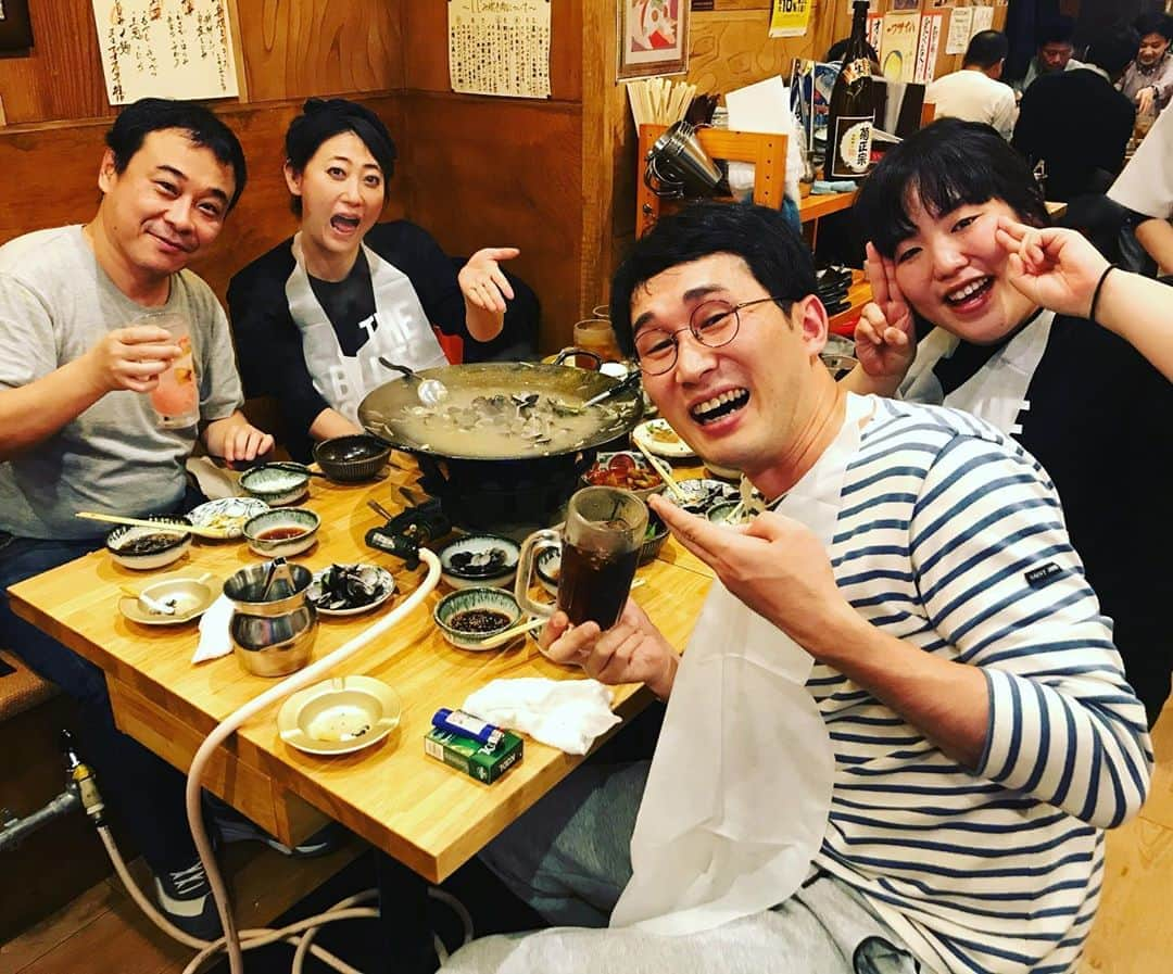 じろうさんのインスタグラム写真 - (じろうInstagram)「友近さんとゆりあんのブルースシスターズ大阪公演終わり。 打ち上げはしじみ炊き肉というのを初めて食べたけど、美味かったなぁ。まず鉄鍋でレバー炒めてそれ頂いて。炒めたレバーの油が溜まってるところにホルモンぶっ込んで。その上に野菜死ぬほど乗せてしじみ山盛りにして汁ぶっかけて、炊いて。 ヘルシーに腹一杯になりました。僕は残りは名古屋公演に出て終わり。友近さん、ゆりあん、A先生、皆さんに今年もいい刺激を頂きました。」11月20日 1時45分 - sissonne_jiro