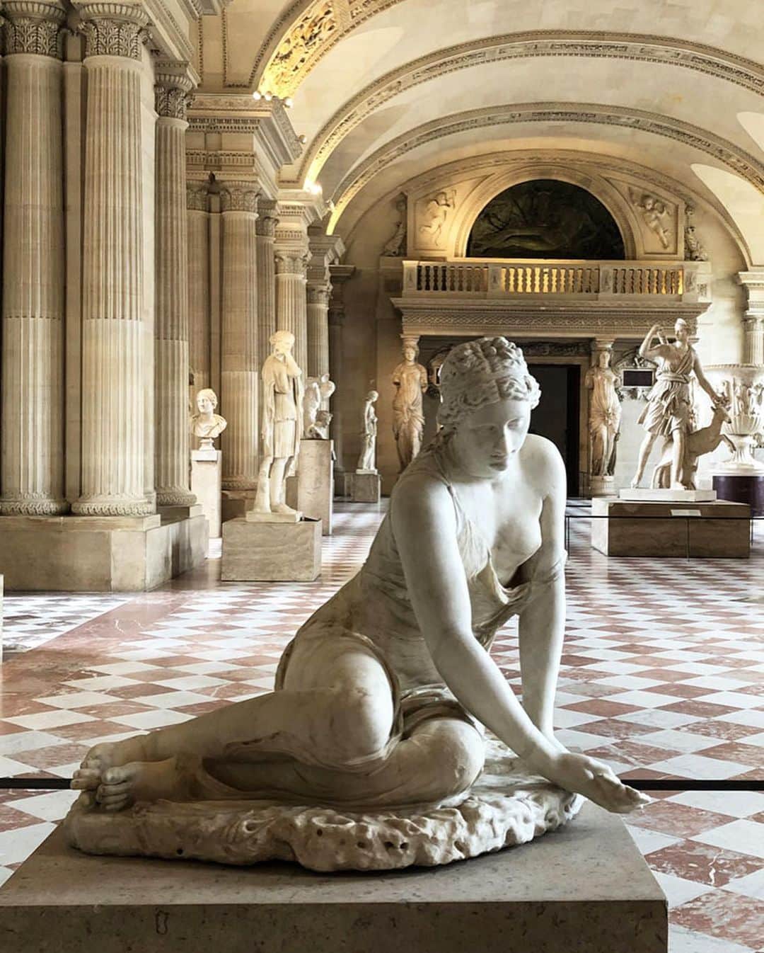 のインスタグラム：「. 🇫🇷 Le mardi c’est #JourDeFermeture !  La nymphe à la coquille fait son retour dans la salle des Caryatides dédiée aux Dieux et héros du monde grec antique ! - 🐚 Provenant de la collection Borghèse, la sculpture en marbre a été réalisée vers 150 après J.-C., d’après un original grec datant du 2ème siècle avant J.-C. - 👀 Une autre version de cette nymphe se trouve au musée du Louvre : commandée en 1683 et réalisée d’après la statue antique de la collection Borghèse, elle est aujourd’hui exposée dans la Cour Puget, après près de 200 ans passés dans le parc du château de Versailles, de 1685 à 1878. - 🔎 Cette reproduction d’Antoine Coysevox appartient à toute une série de copies d'œuvres antiques, commandées alors par le roi, manifestant l'admiration pour l'art classique, tout en introduisant de nombreuses variantes par rapport à l'original. - 📍 Aile Sully, salle 348 - - - - 🌍 Tuesday is #ClosingDay!  The Nymph with a shell has returned to the Caryatids room dedicated to the Gods and heroes of the ancient Greek world! - 🐚 Coming from the Borghese collection, the marble sculpture was made around 150 AD, from a Greek original dating from the 2nd century BC. - 👀 Another version of this nymph can be found in the Louvre: commissioned in 1683 and based on the antique statue from the Borghese collection, it is now on display in the Court Puget, after nearly 200 years spent in the park of the Château de Versailles, from 1685 to 1878. - 🔎 This reproduction by Antoine Coysevox belongs to a whole series of copies of ancient works, commissioned by the king at the time, which show admiration for classical art, while introducing many variations from the original. - 📍 Sully wing, room 348 - 📷 © Musée du Louvre / Maëlys Feunteun . . . #Louvre #MuséeDuLouvre」