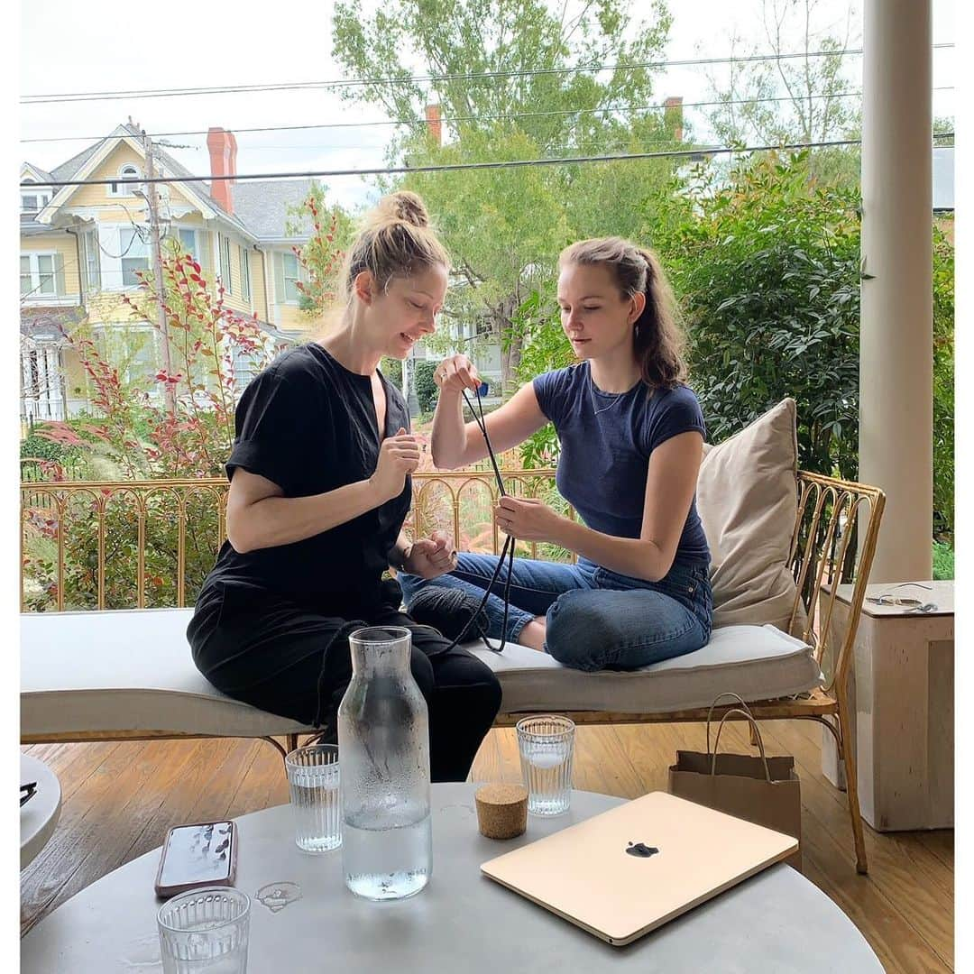 ジュディ・グリアさんのインスタグラム写真 - (ジュディ・グリアInstagram)「Missing this porch at @dreamers.welcome and these ladies a lot today. Here’s me teaching my movie daughter @andimatichak how to knit and my movie mama documenting the whole thing. 📷: the one and only @curtisleejamie @halloweenmovie @thenoblethread #wilmingtonnc #knittersdoitbetter #halloweenknits」11月20日 1時50分 - missjudygreer