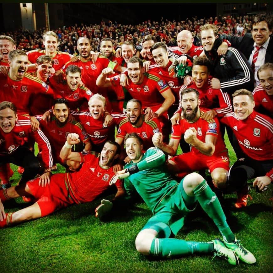 ジョー・レドリーのインスタグラム：「Make it happen again lads @fawales #TogetherStronger 🐉」