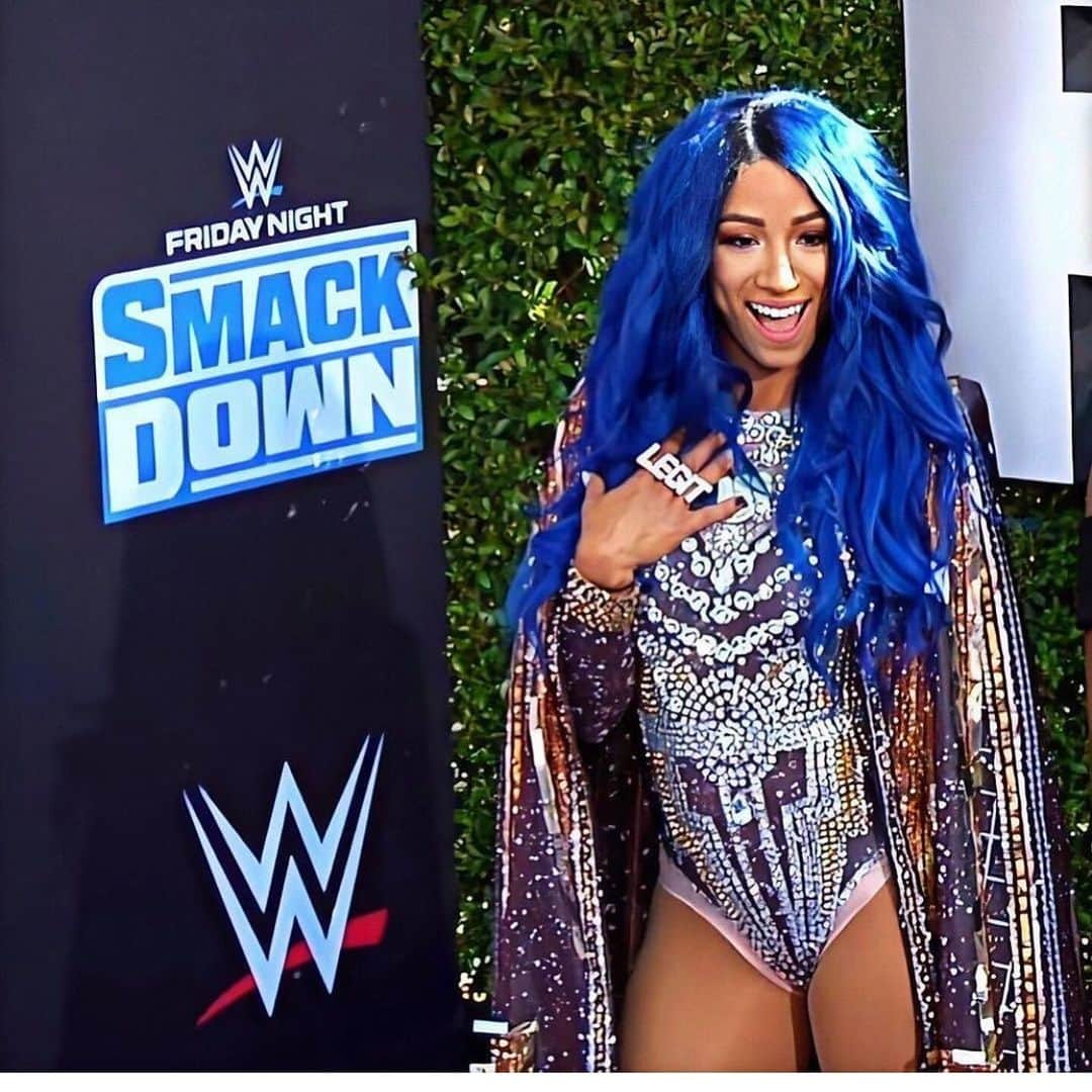 サシャ・バンクスさんのインスタグラム写真 - (サシャ・バンクスInstagram)「Salute Your Captain! These chicks are gonna love the check 🤑 and the W! You’re Welcome!! Thank you @wweonfox for the bonus 😍🙌🏾 #TeamSmackdown #teamvince」11月20日 2時03分 - themercedesvarnado