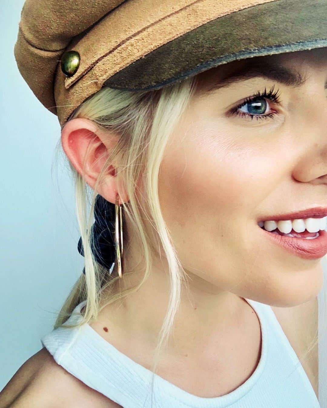 Mollie Kingさんのインスタグラム写真 - (Mollie KingInstagram)「Hello hat hair 😬 Am I the only person who likes it? Flat on the top, messy on the sides... Anyone? 🤷🏼‍♀️」11月20日 2時05分 - mollieking