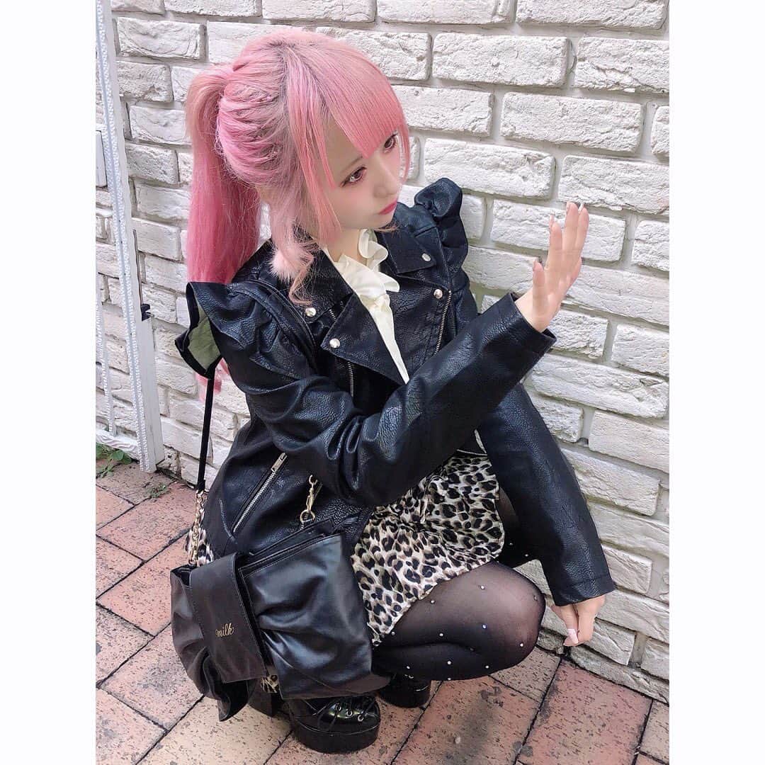 胡桃兎愛のインスタグラム：「今日お昼ぽかぽかしてたので甘辛ロックなコーデにした❤︎」