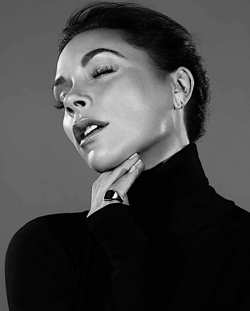 Hung Vanngoさんのインスタグラム写真 - (Hung VanngoInstagram)「@victoriabeckham x @victoriabeckhambeauty x @violetgrey 🖤. #VioletCodeApproved Photography  @benhassett  Creative Director @cassandragrey Editor @yingchunyc  Styling @celiaazoulay  Nails @erihandanail Hair @kenpaves  Makeup @hungvanngo」11月20日 2時09分 - hungvanngo