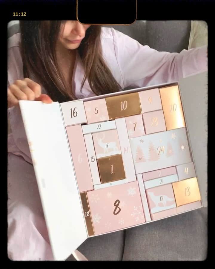 sananasのインスタグラム：「Les gagnants sont : @mamandinenoluoc ,@louisameignan ,@fatouma350 ,@faustiiine.samyn .Christmas is coming🎄Ca vous dit de gagner un calendrier d’une valeur de 294€ ? Pour la 1ère fois @JewelCandlefr sort son calendrier de l’Avent qui coûte 159,95€ mais dont le contenu a une valeur de quasi le double 🤯Je l’attendais tellement ce calendrier de ouf 🤩Il contient des bougies, des boules de bain, des tartes en cire et pleins d’autres surprises ! On a décidé de vous gâter en faisant gagner cette merveille à 4 d’entre vous !  Pour participer c’est easy : .Etre abonné à mon compte et à celui de @JewelCandleFr .Liker ce post .Inviter deux amis à participer avec vous en commentaire ! Vous avez jusqu’au 26 novembre 23h59 pour participer ! Good luck 🍀 (ouvert à la France et à la Belgique mais vous pouvez participer si vous connaissez quelqu’un qui pourrait réceptionner le colis dans l’un de ces deux pays)」