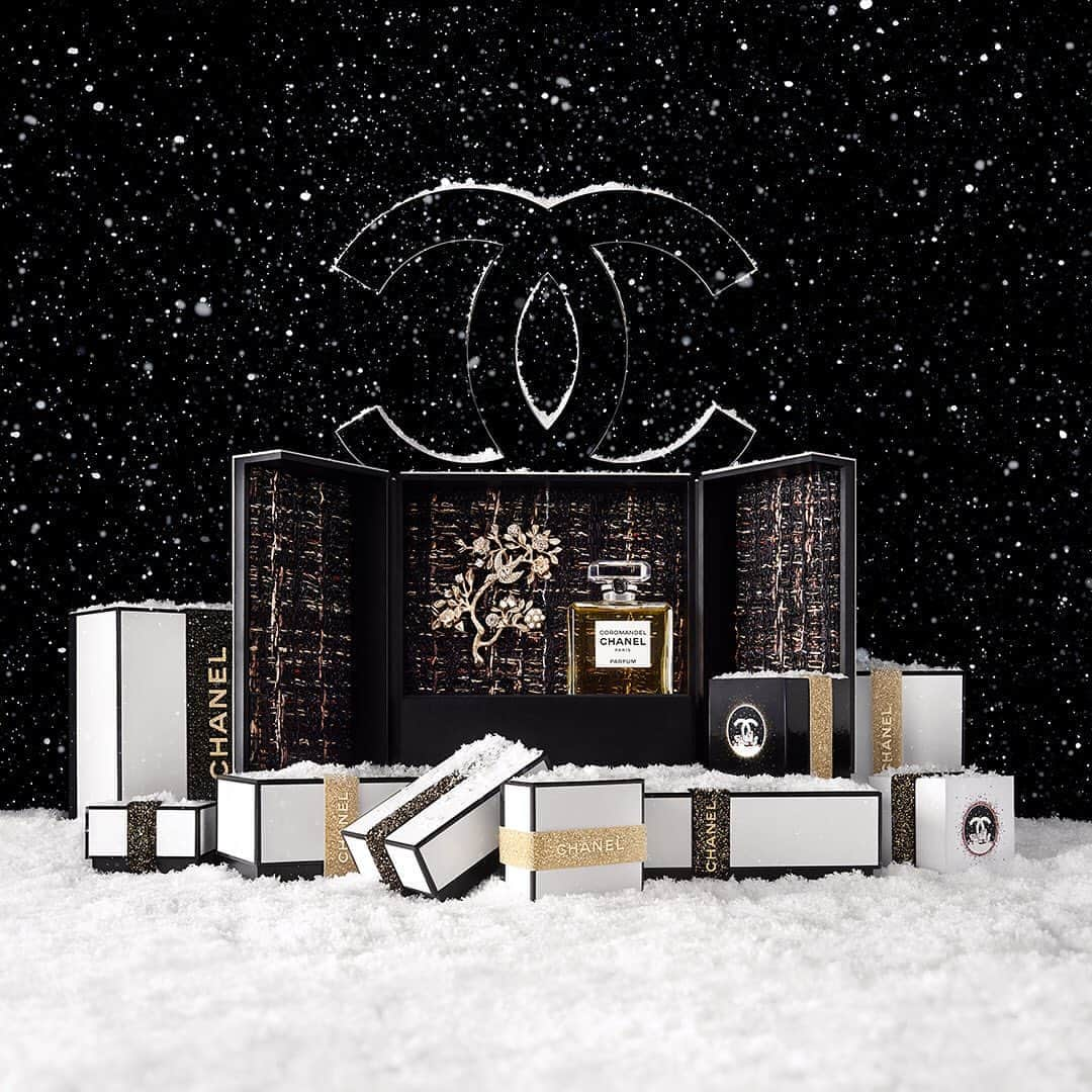 シャネルさんのインスタグラム写真 - (シャネルInstagram)「CHANEL puts your gifts in the spotlight. Discover the collector gift boxes.  Find the perfect gift on the link in bio.  #CHANELHoliday #GiftedLists」11月20日 2時27分 - chanelofficial