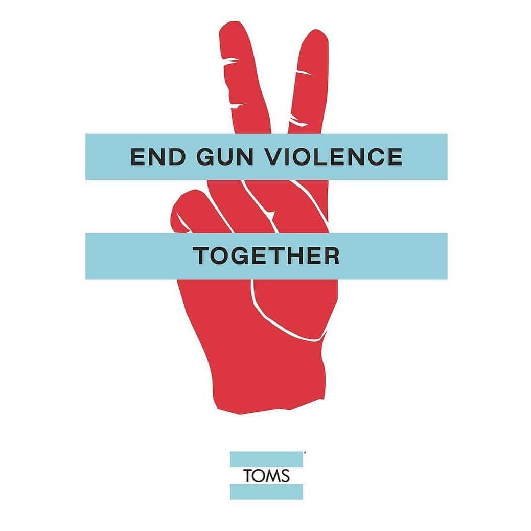 トムズシューズさんのインスタグラム写真 - (トムズシューズInstagram)「It’s been a big year for TOMS. Today marks one year since we launched our #EndGunViolenceTogether campaign; stamping our commitment with a $5 million investment to organizations around the country working to end gun violence. This has forever changed the way we give and what it means to be a purpose-driven company today.」11月20日 2時46分 - toms
