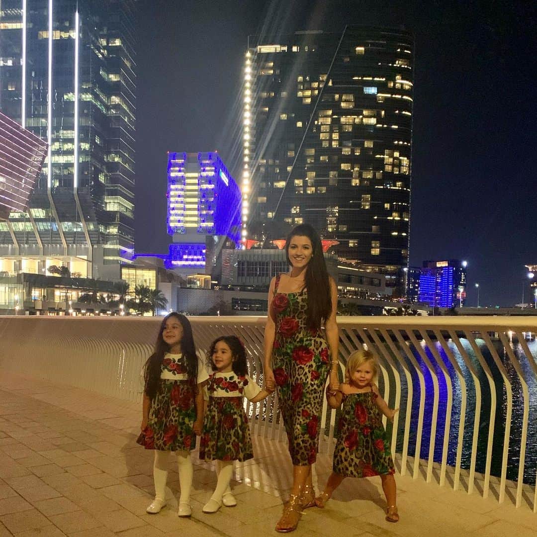 ナタリア・ベッカーのインスタグラム：「Saímos (sem combinar) todas iguais, tipo tal mãe, tais filhas! Já pensou?! 😱 #Deusmelivremasquemmedera 🌹❤️ Amo esse trio bagunceiro ❤️🌹」