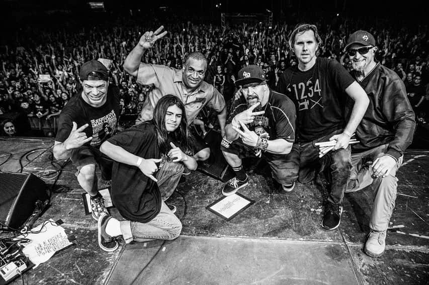 メタリカさんのインスタグラム写真 - (メタリカInstagram)「Tye and I just returned from South America for the punk~funkified @InfectiousGrooves gig down in São Paulo the other night, and I want to thank all the Metallica fans who turned up. 18,000 people came out and together we raised 16 tons of non-perishable foods for the local food bank. Muito Obrigado! Cheers! R.T. 📸 by Ivan Shupikov」11月20日 2時50分 - metallica