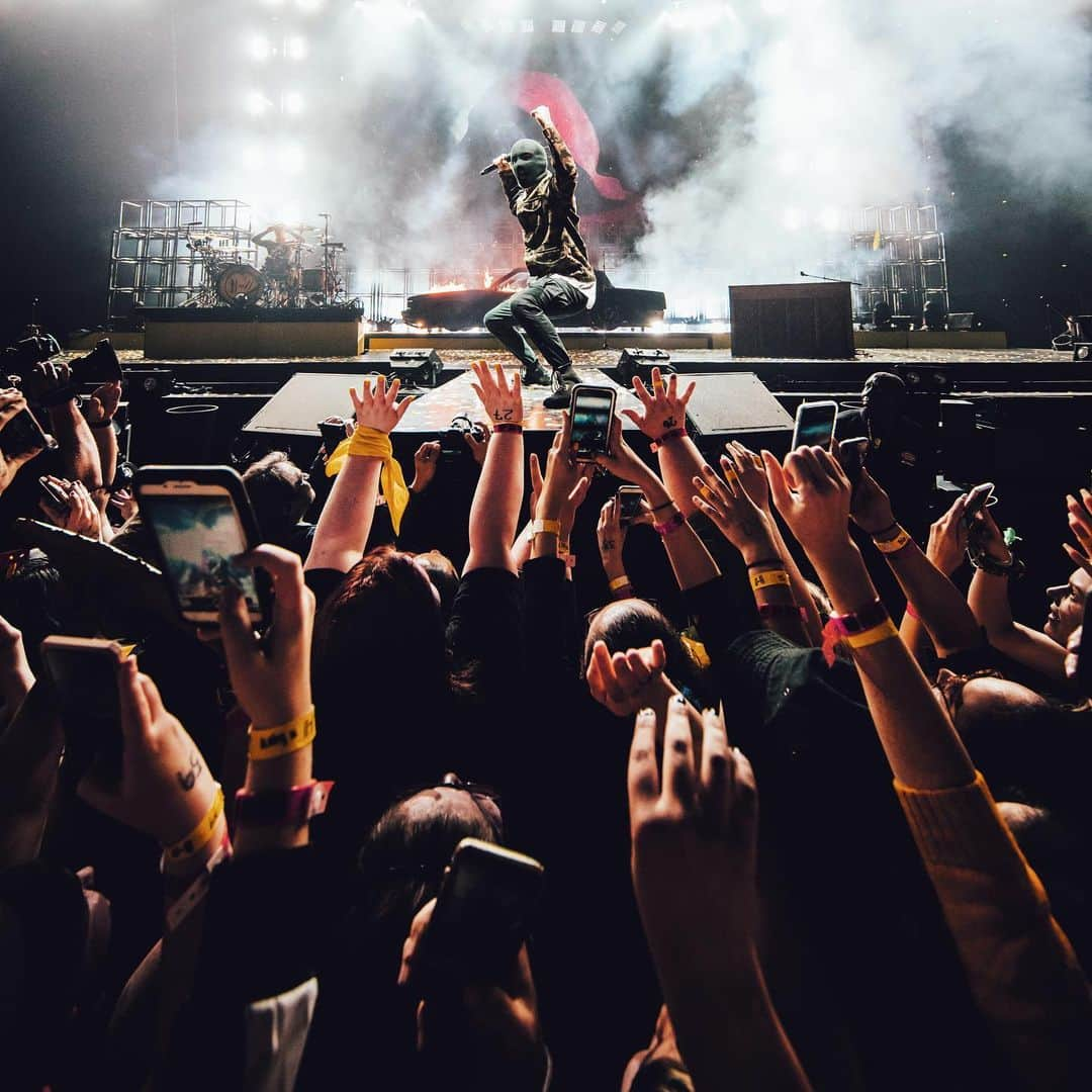 トゥエンティ・ワン・パイロッツさんのインスタグラム写真 - (トゥエンティ・ワン・パイロッツInstagram)「last batch from the fall bandito tour • full photo album link in our story」11月20日 2時53分 - twentyonepilots