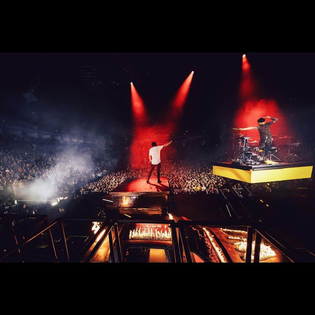 トゥエンティ・ワン・パイロッツさんのインスタグラム写真 - (トゥエンティ・ワン・パイロッツInstagram)「last batch from the fall bandito tour • full photo album link in our story」11月20日 2時53分 - twentyonepilots